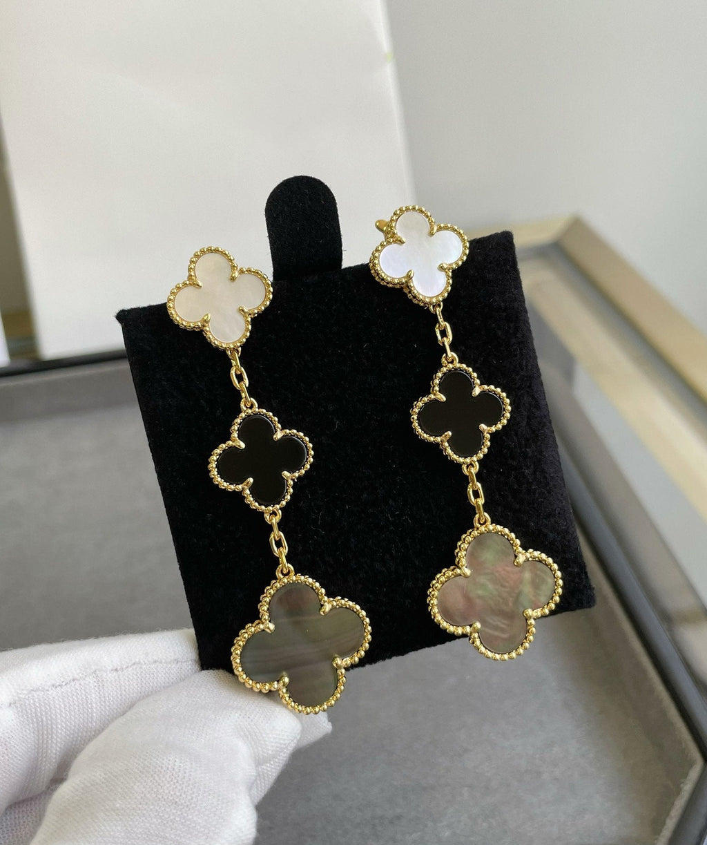 ¡®Glow¡¯CLOVER 3 MOTIF MOP ONYX DARK MOP PINK GOLD EARRINGS