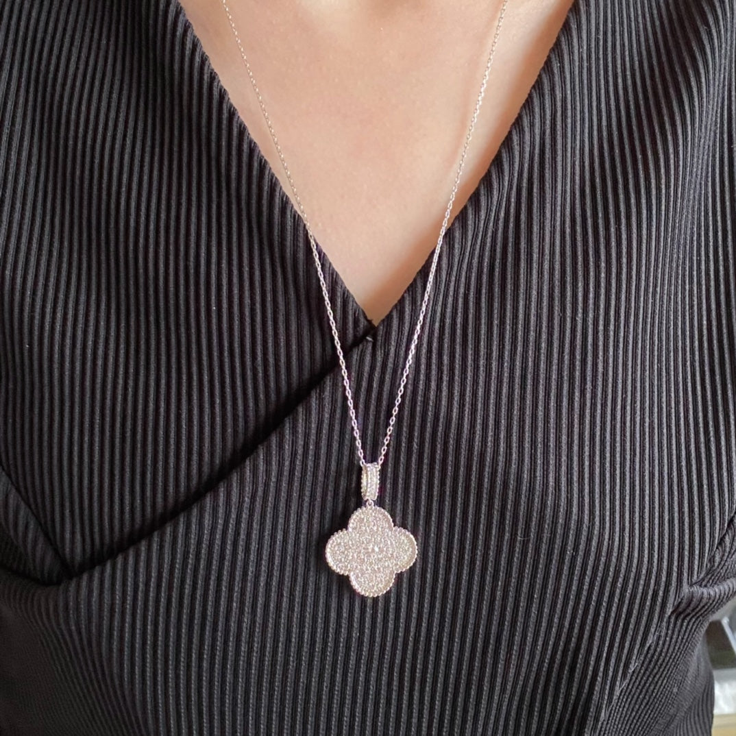 ¡®Glow¡¯CLOVER 25MM LARGE PEDANT DIAMOND PAVED LONG NECKLACE