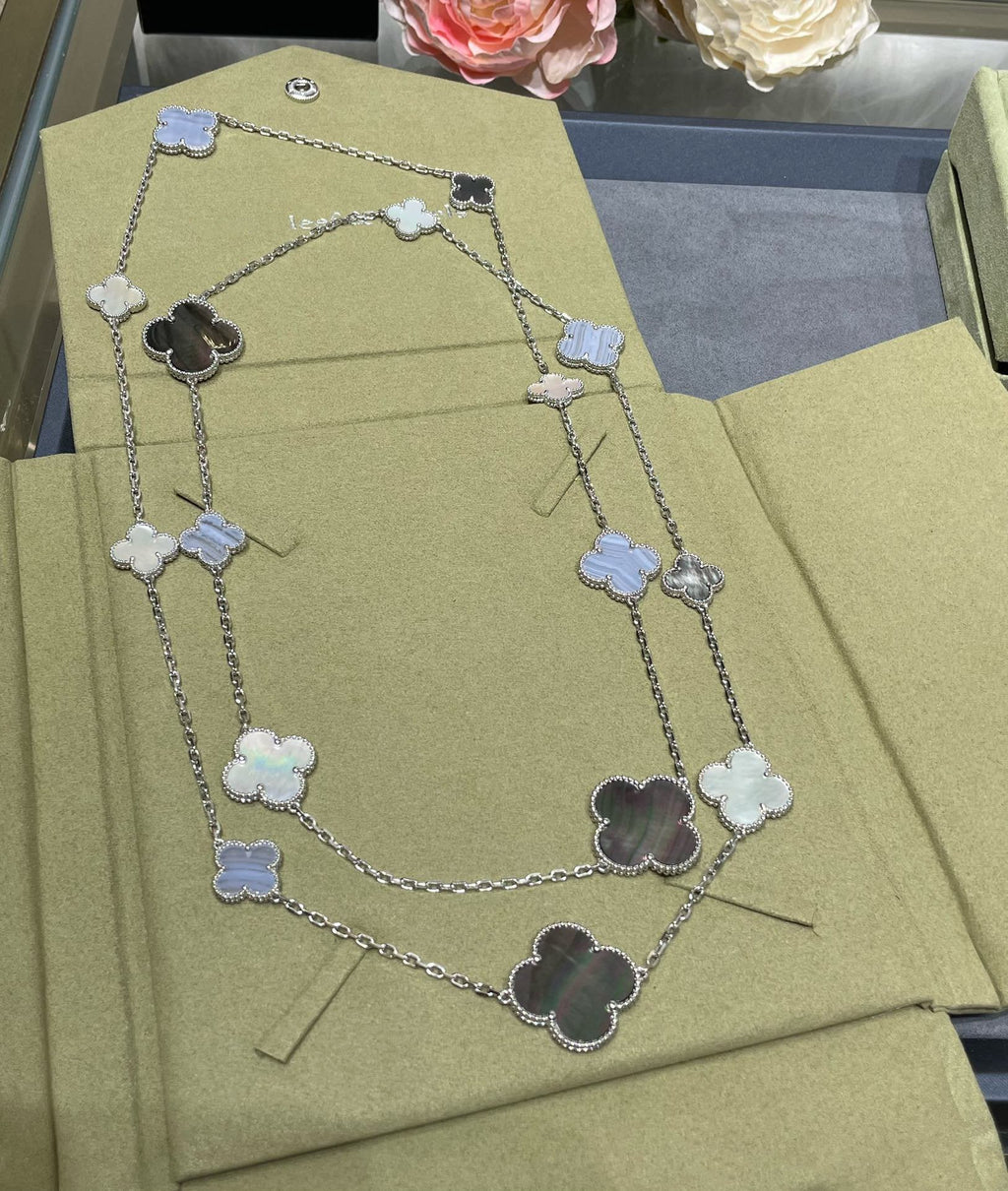 ¡®Glow¡¯CLOVER 16 MOTIF CHALCEDONY MOP SILVER NECKLACE