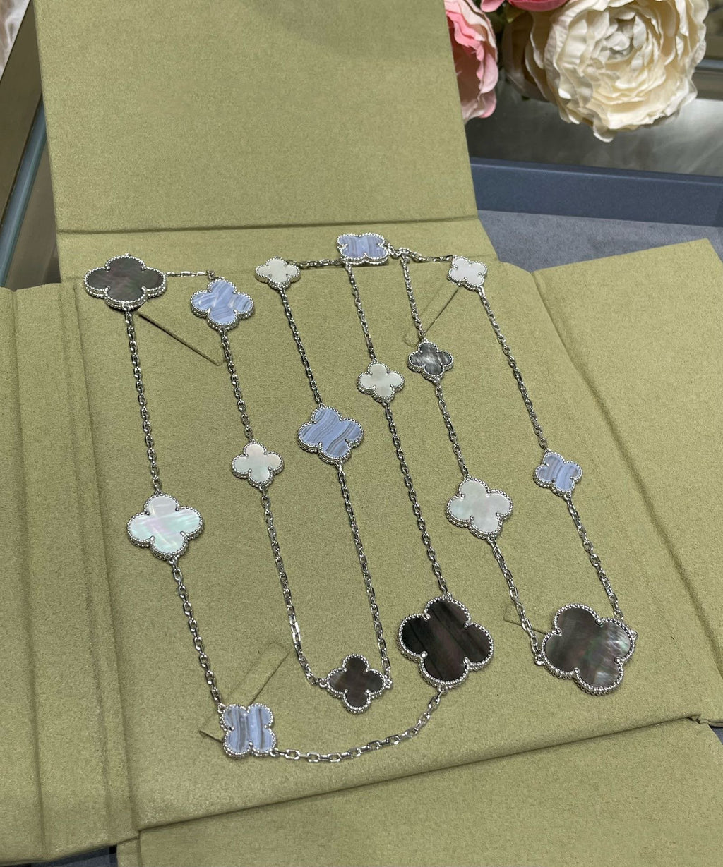 ¡®Glow¡¯CLOVER 16 MOTIF CHALCEDONY MOP SILVER NECKLACE
