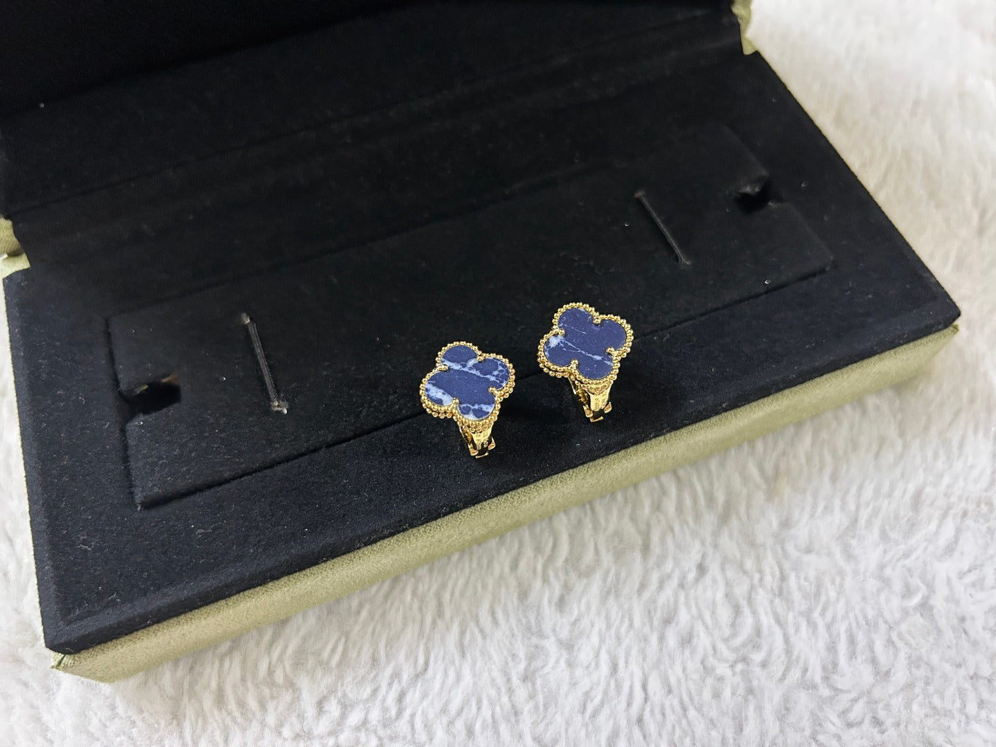¡®Glow¡¯CLOVER PIETERSITE MEDIUM STUD EARRINGS