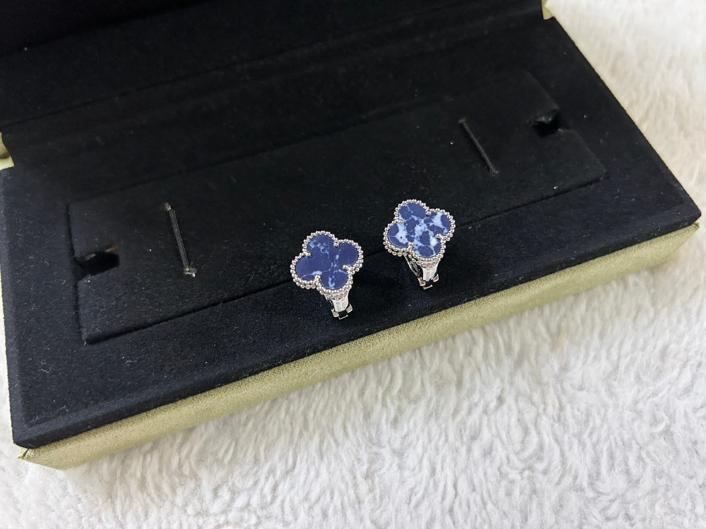 ¡®Glow¡¯CLOVER PIETERSITE MEDIUM STUD EARRINGS