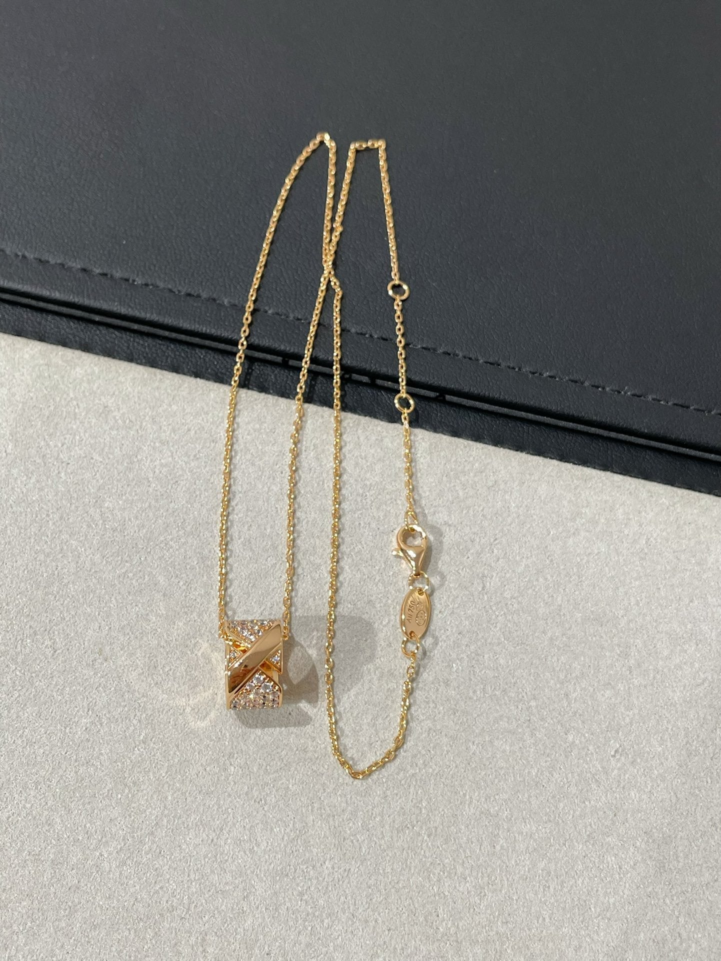 GlowLIENS EVIDENCE DIAMOND PAVED NECKLACE