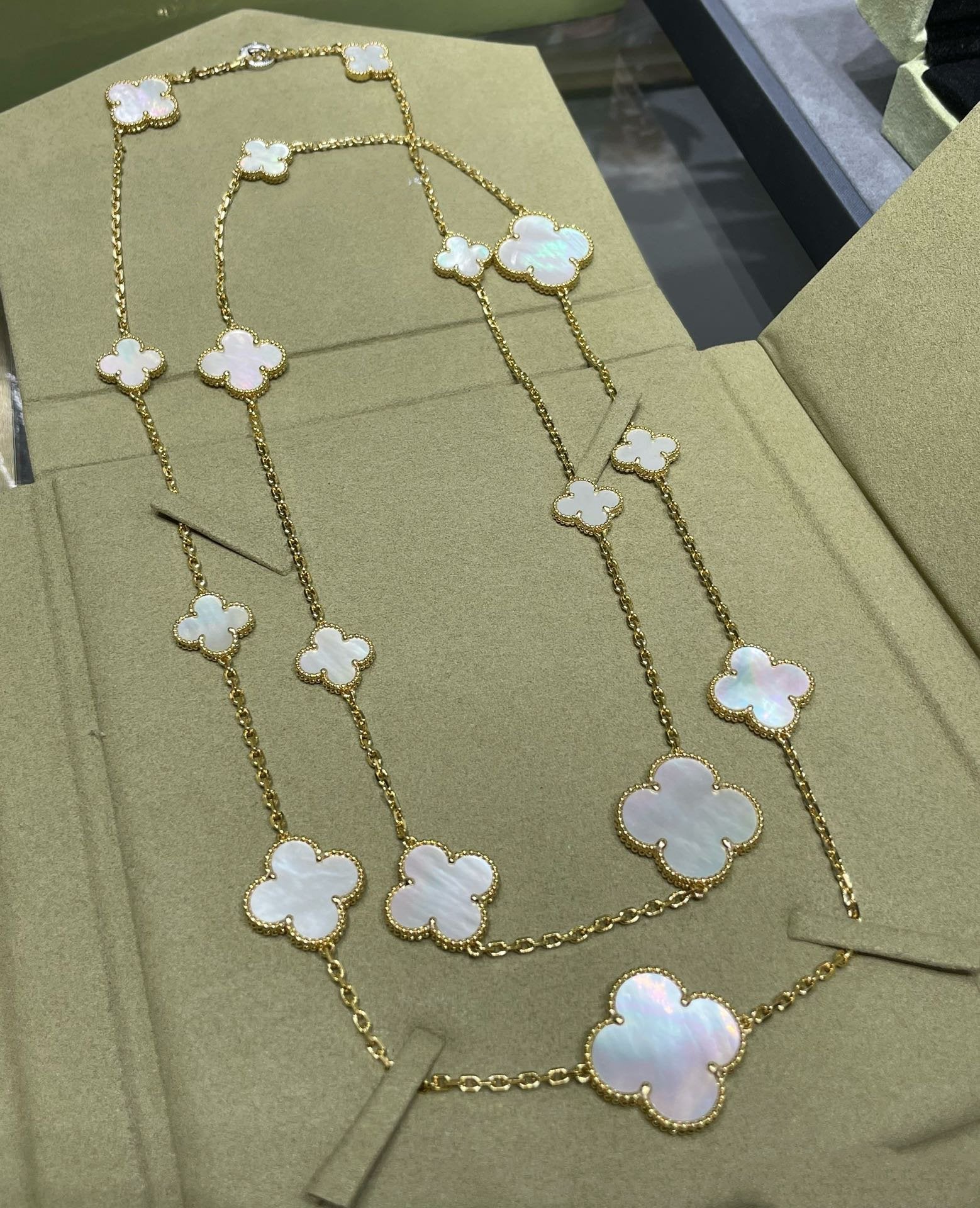 ¡®Glow¡¯CLOVER 16 MOTIF WHITE MOP GOLD NECKLACE