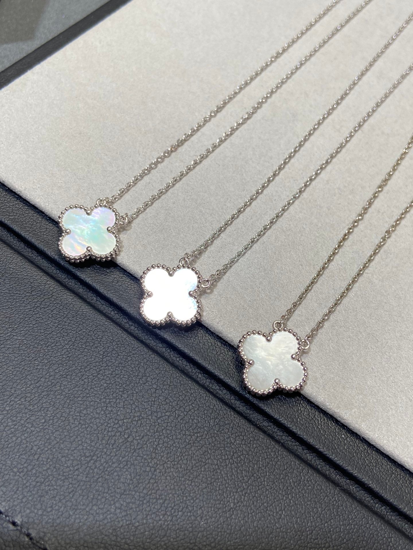 ¡®Glow¡¯CLOVER MEDIUM SILVER WHITE MOP NECKLACE