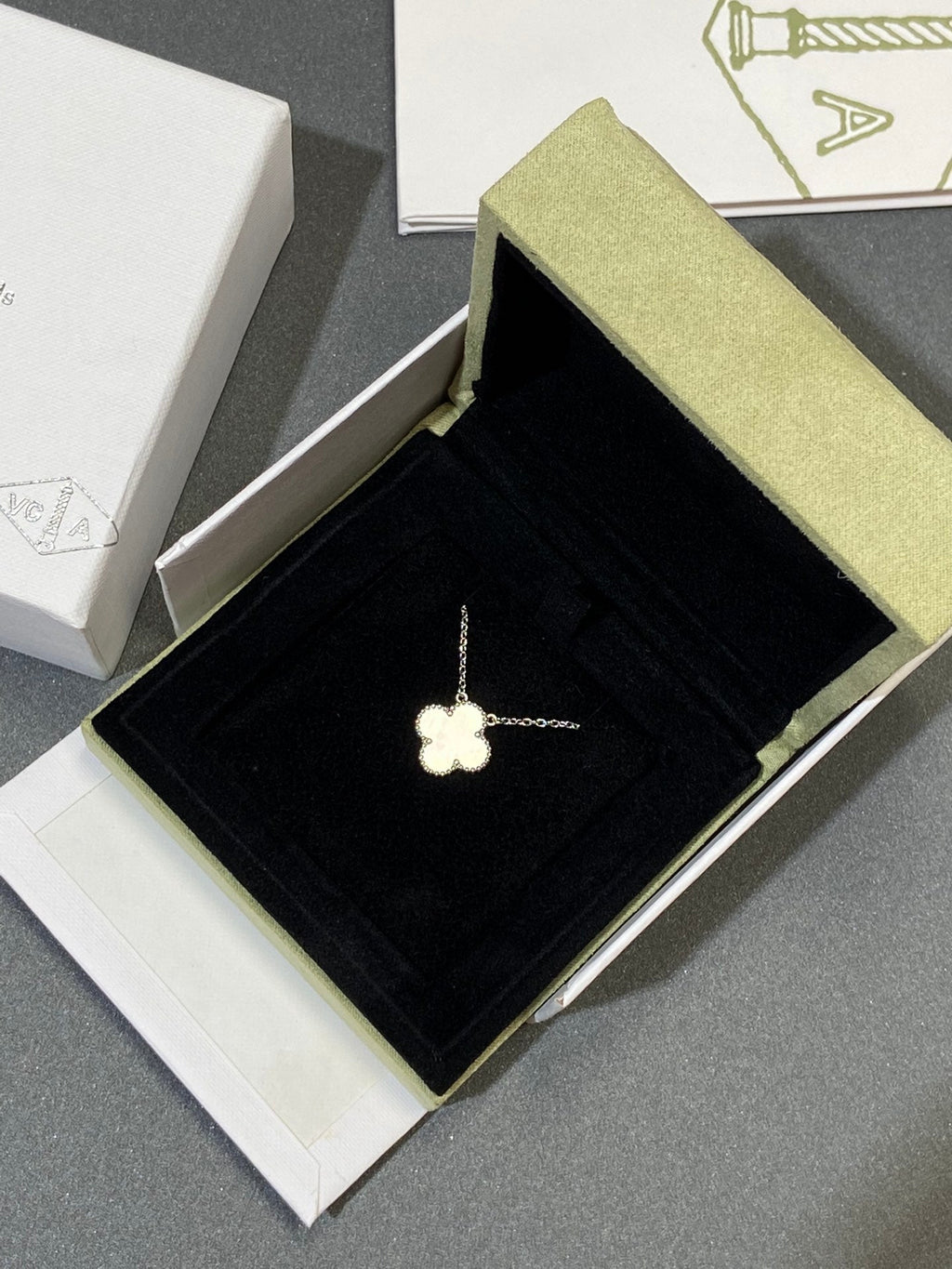 ¡®Glow¡¯CLOVER MEDIUM SILVER WHITE MOP NECKLACE