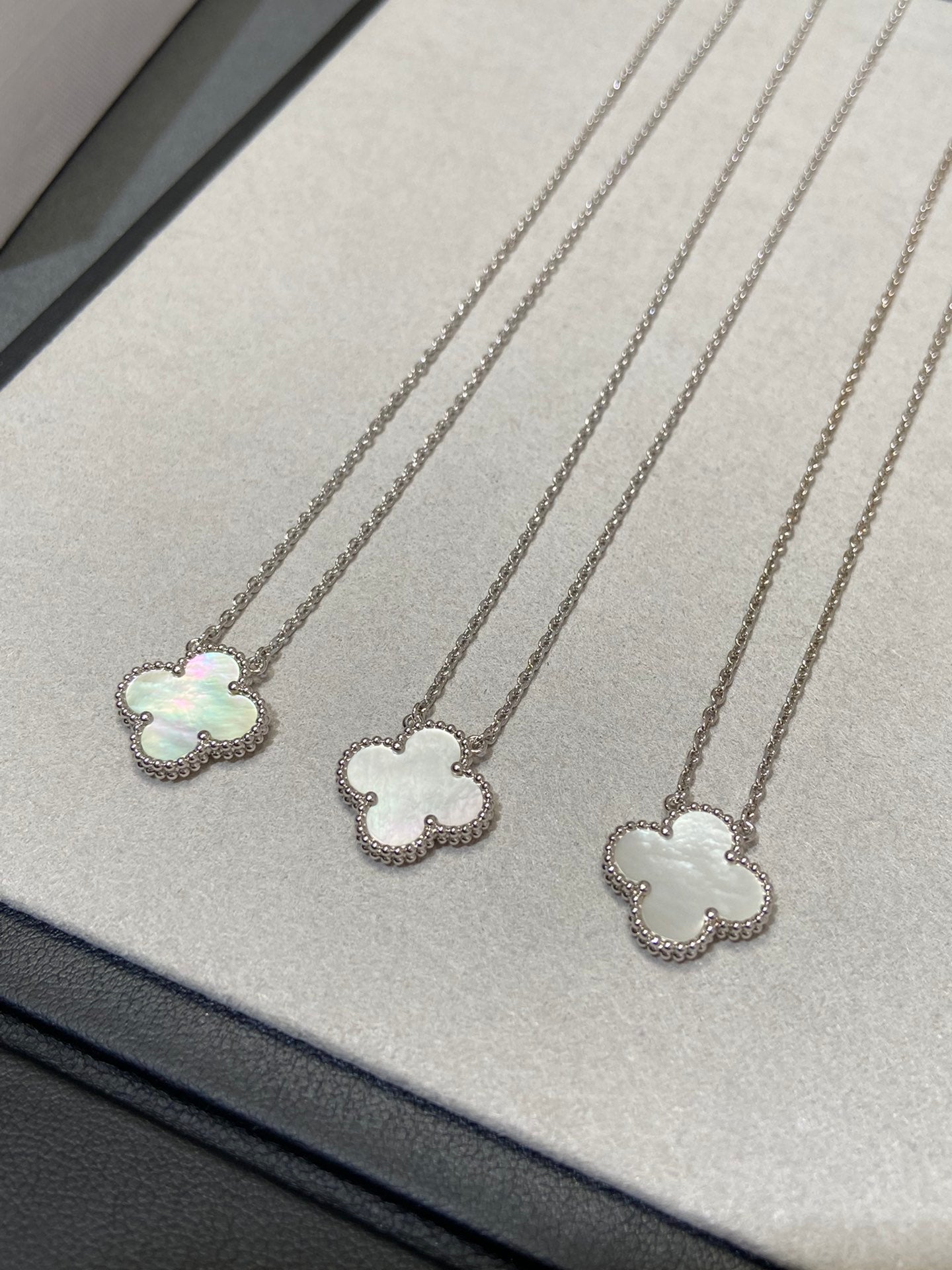 ¡®Glow¡¯CLOVER MEDIUM SILVER WHITE MOP NECKLACE