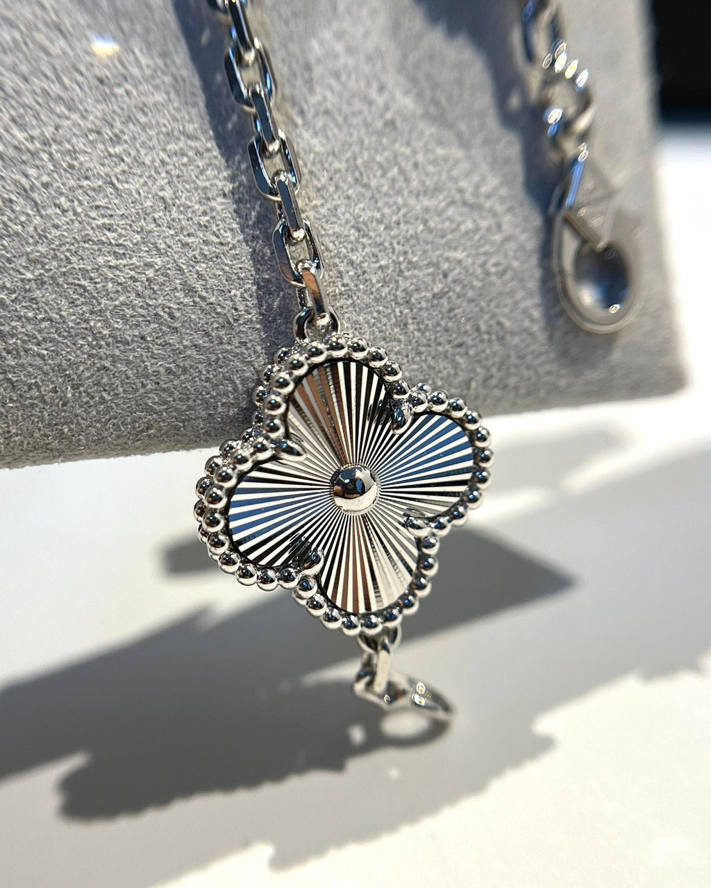 [Glow]New  CLOVER 5 MOTIF LASER BRACELET COLLECTION