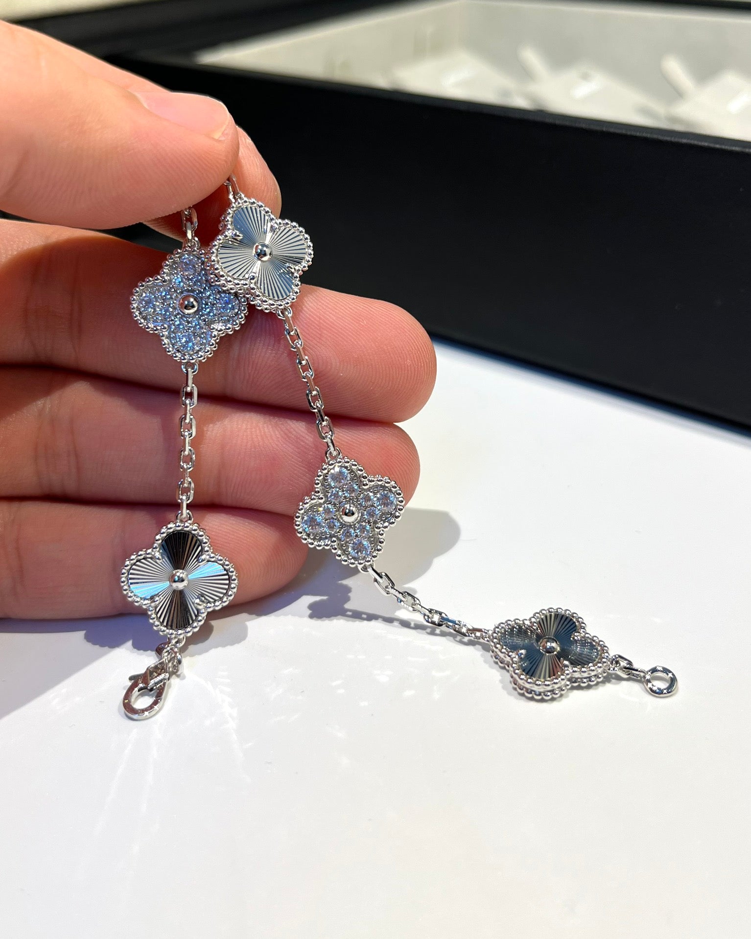 [Glow]New  CLOVER 5 MOTIF LASER BRACELET COLLECTION