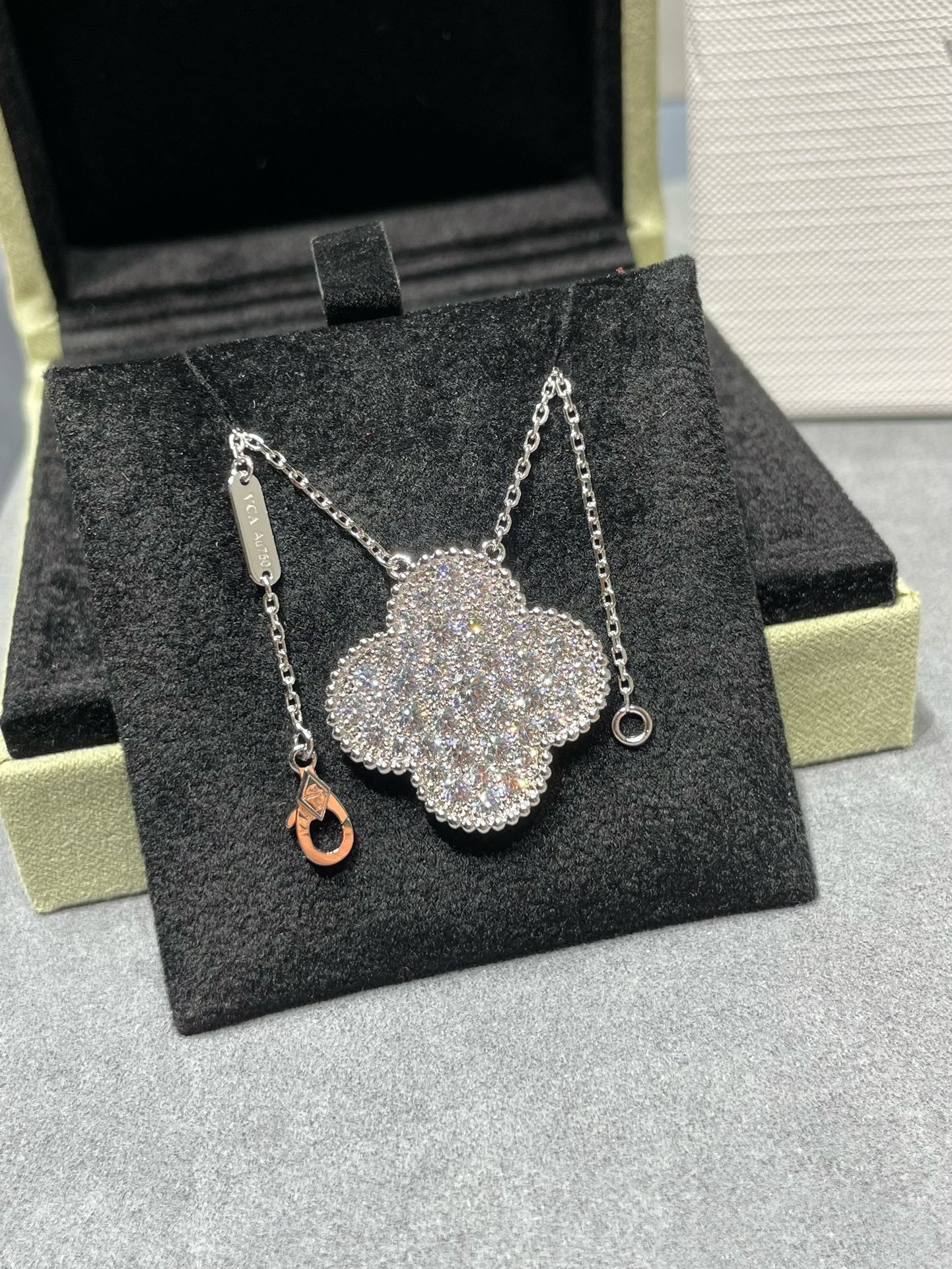 ¡®Glow¡¯CLOVER 25MM LARGE PENDANT DIAMOND PAVED SILVER NECKLACE