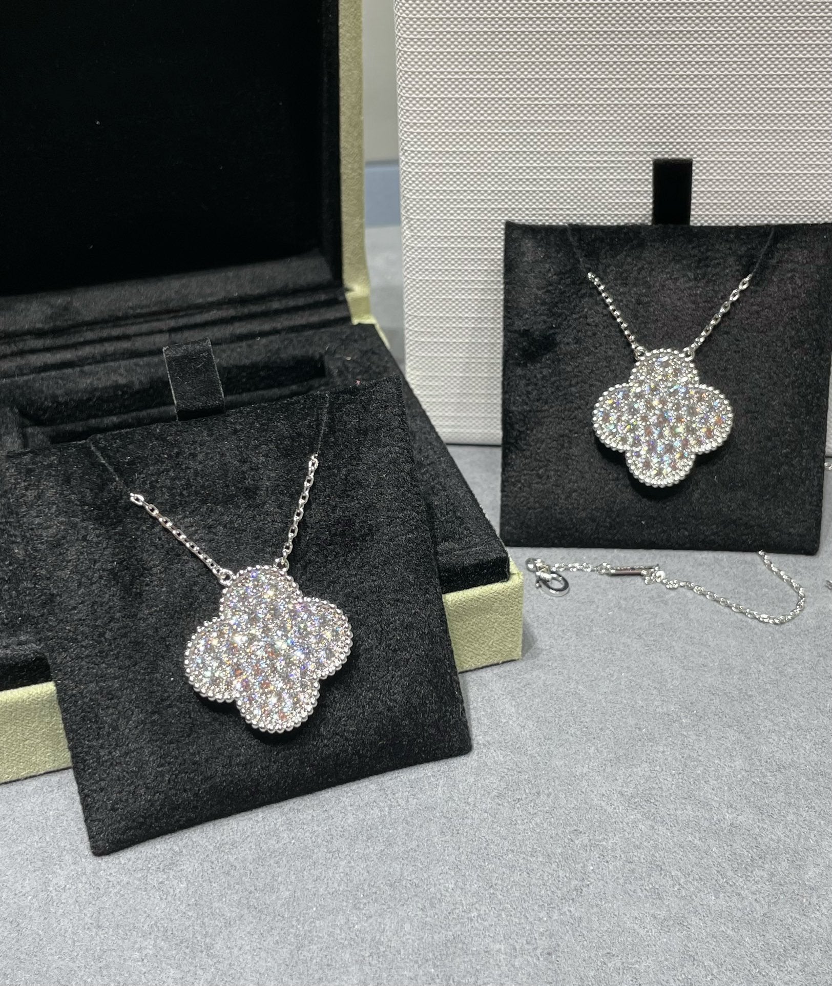 ¡®Glow¡¯CLOVER 25MM LARGE PENDANT DIAMOND PAVED SILVER NECKLACE