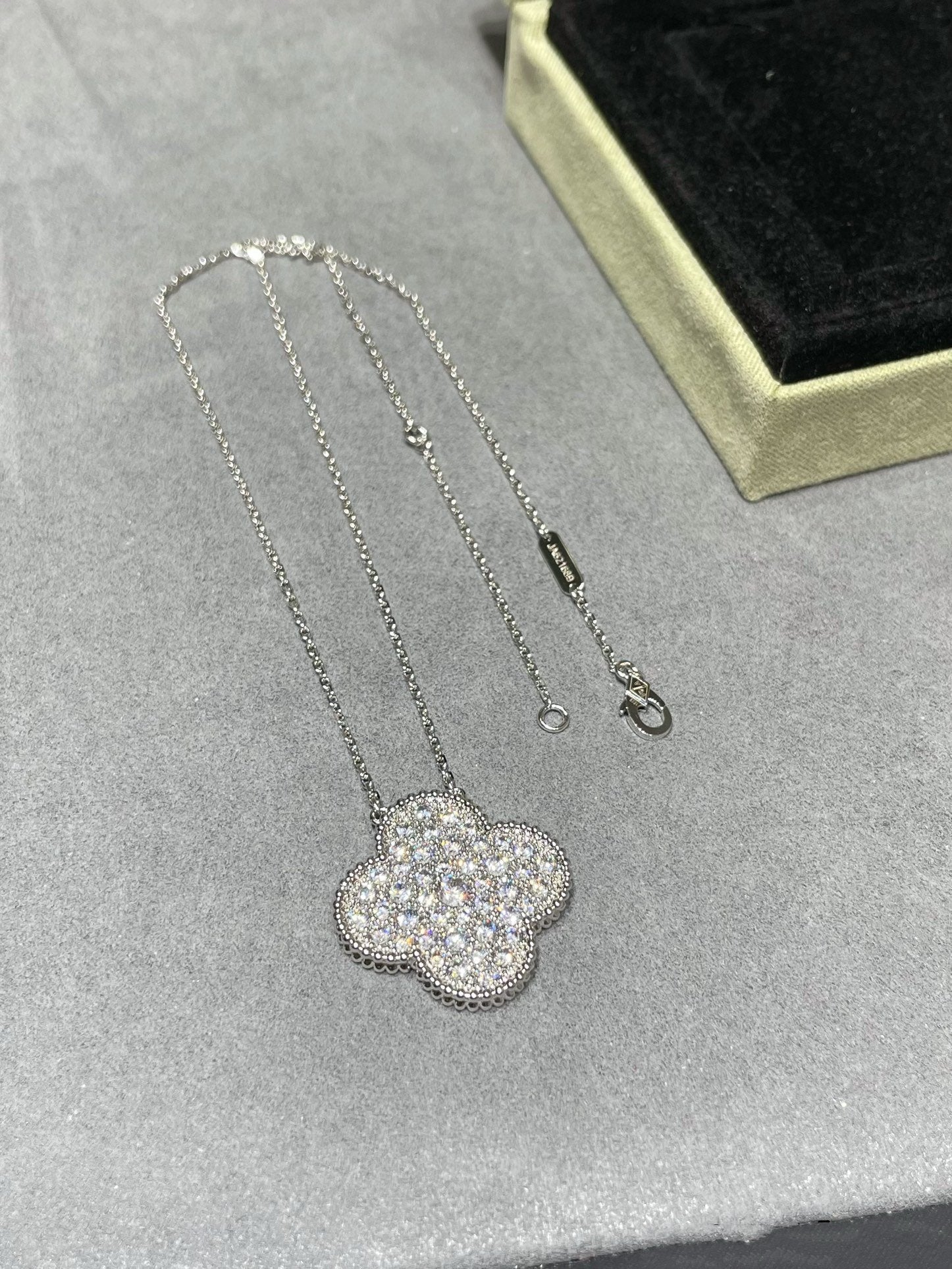 ¡®Glow¡¯CLOVER 25MM LARGE PENDANT DIAMOND PAVED SILVER NECKLACE