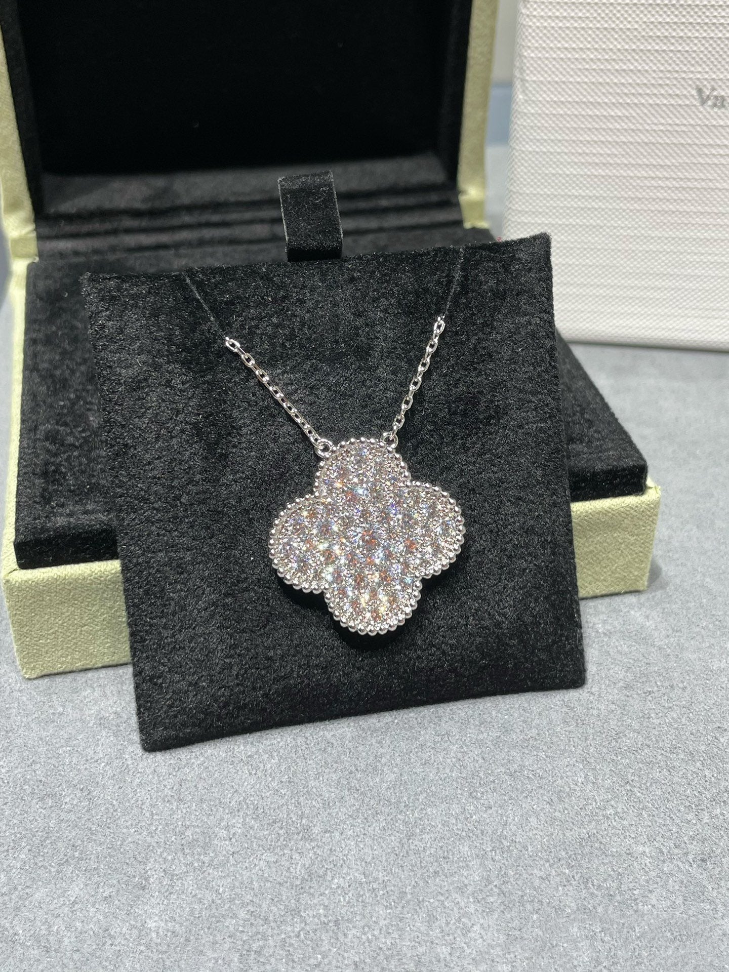 ¡®Glow¡¯CLOVER 25MM LARGE PENDANT DIAMOND PAVED SILVER NECKLACE