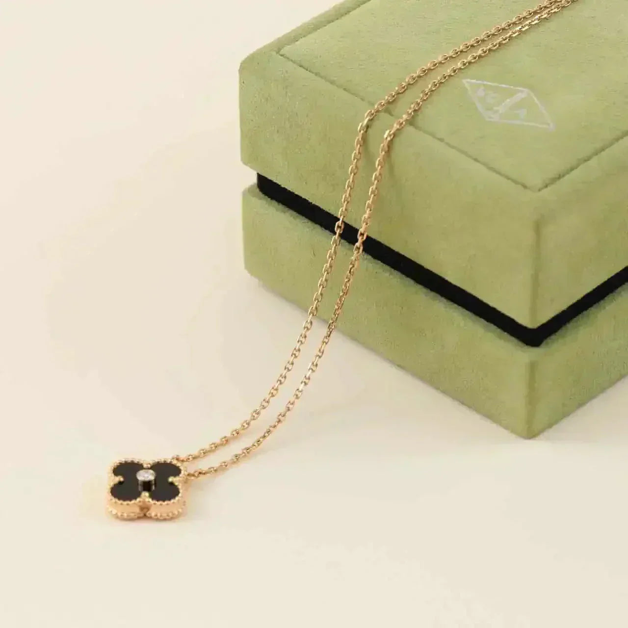 ¡®Glow¡¯CLOVER 15MM DIAMOND ONYX NECKLACE