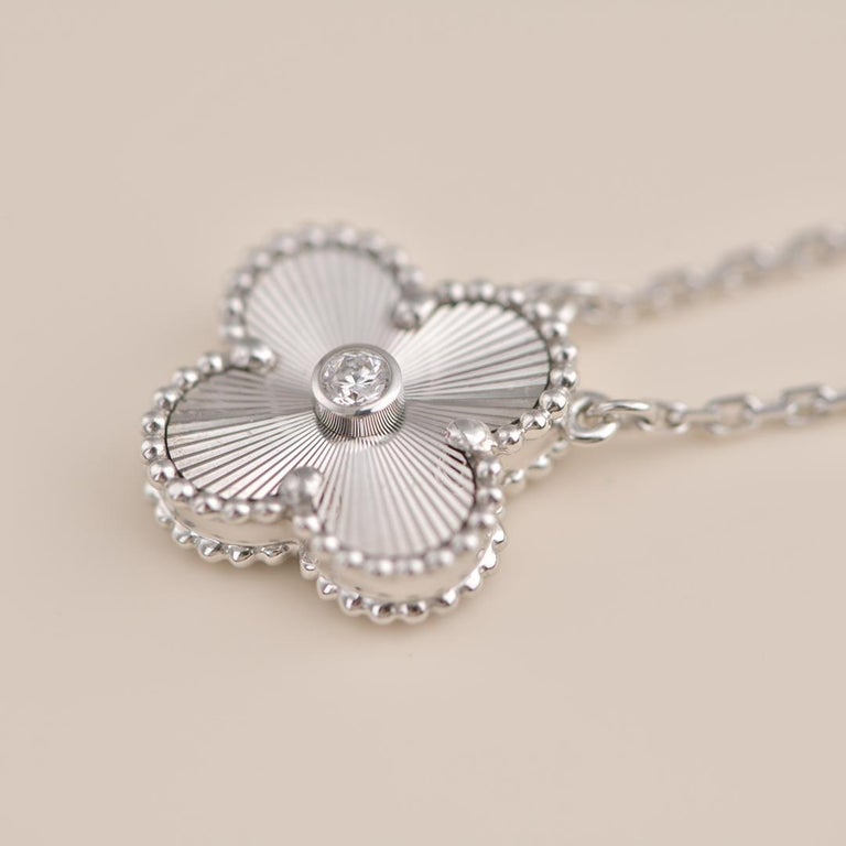 ¡®Glow¡¯CLOVER  15MM DIAMOND LASER NECKLACE SILVER
