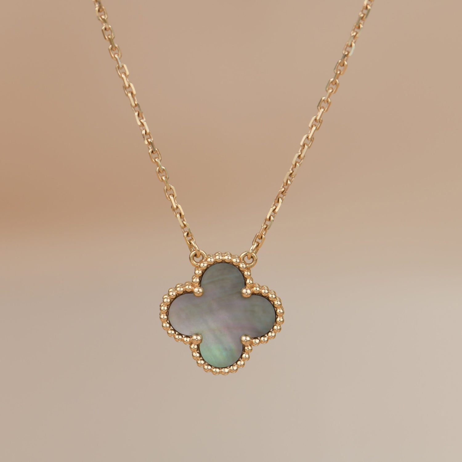 ¡®Glow¡¯CLOVER 15MM  GRAY MOTHER OF PEARL NECKLACE