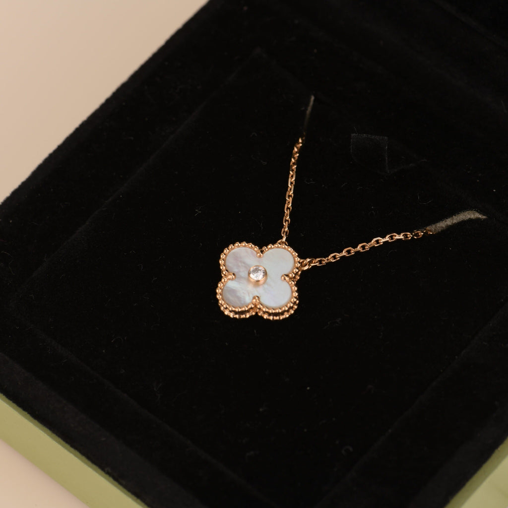 ¡®Glow¡¯CLOVER 15MM DIAMOND WHITE FRITILLARIA NECKLACE