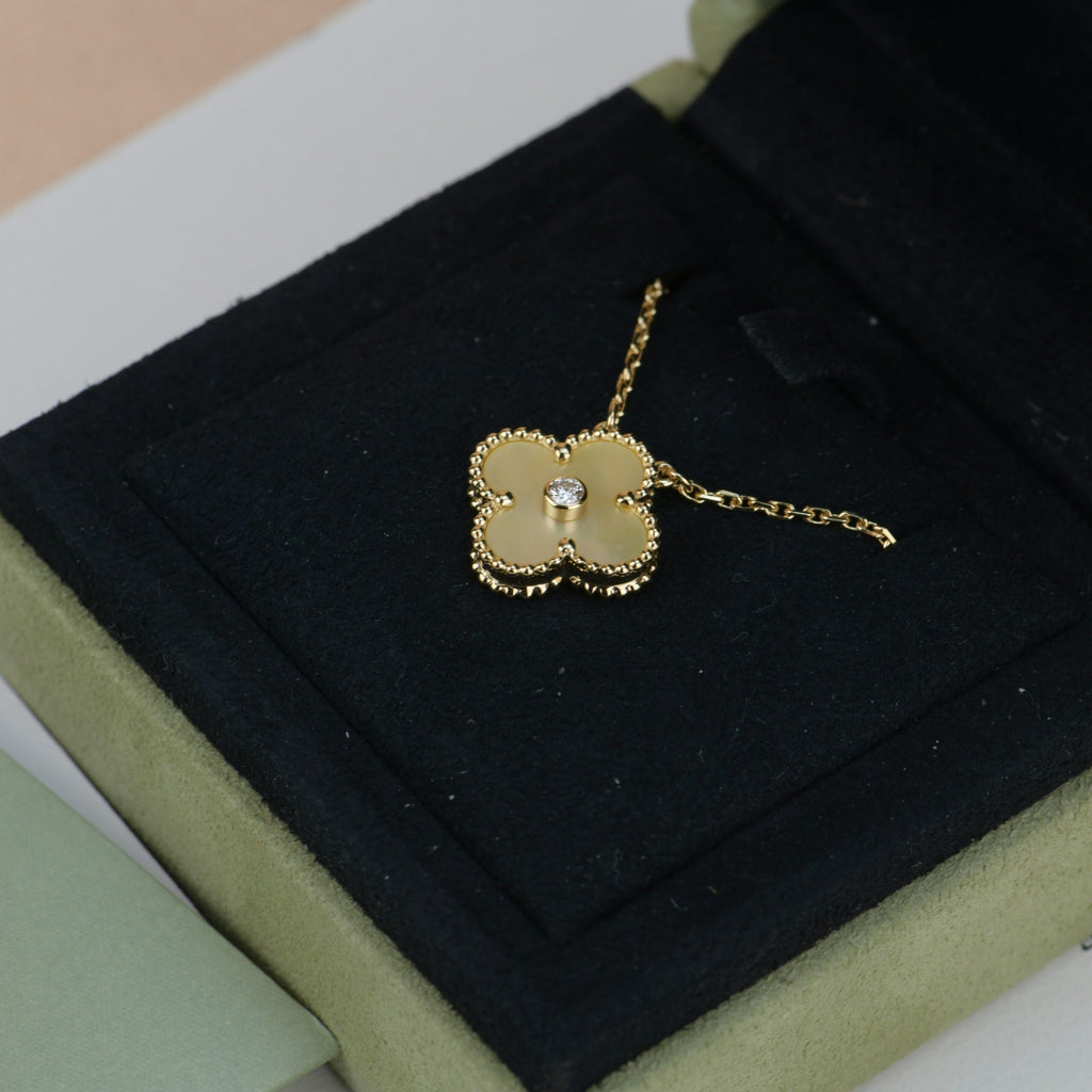 ¡®Glow¡¯CLOVER 15MM DIAMOND GOLD MOTHER OF PEARL NECKLACE