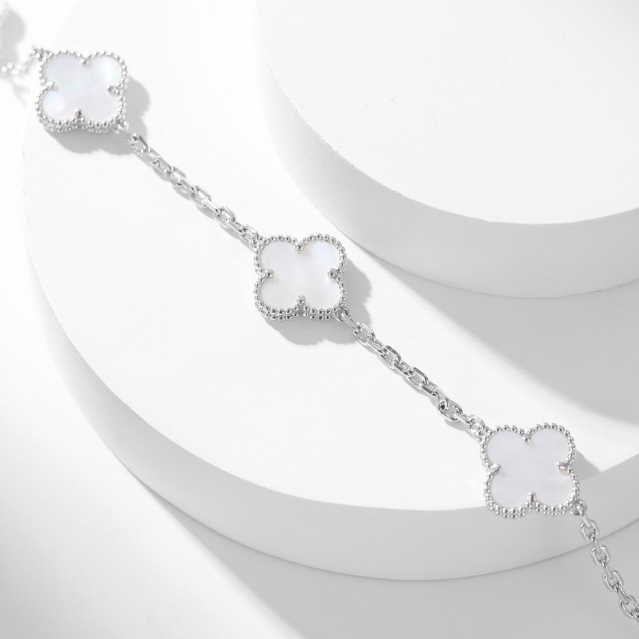 ¡®Glow¡¯CLOVER 10 MOTIFS WHITE MOTHER OF PEARL NECKLACE