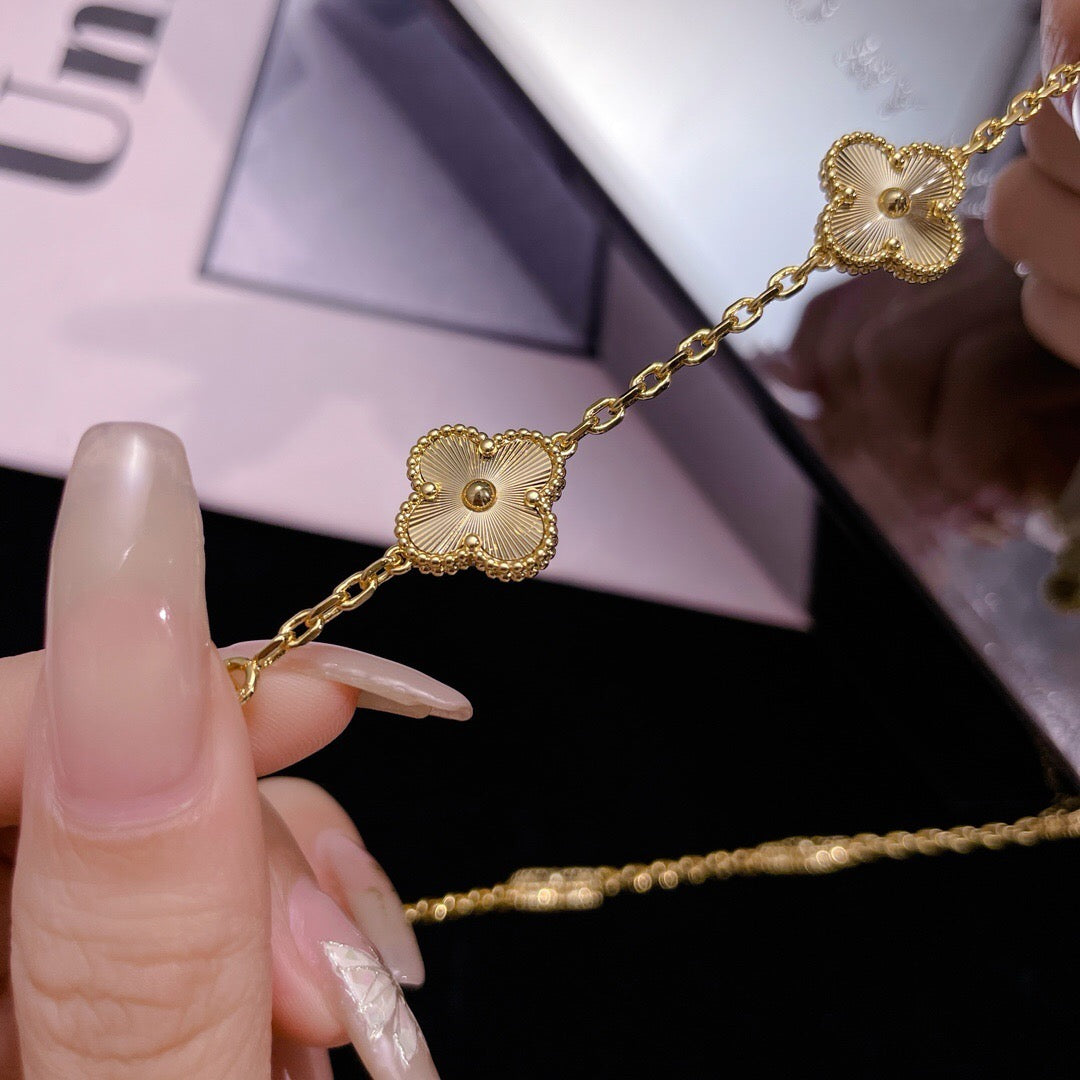 ¡®Glow¡¯CLOVER 10 MOTIFS LASER NECKLACE