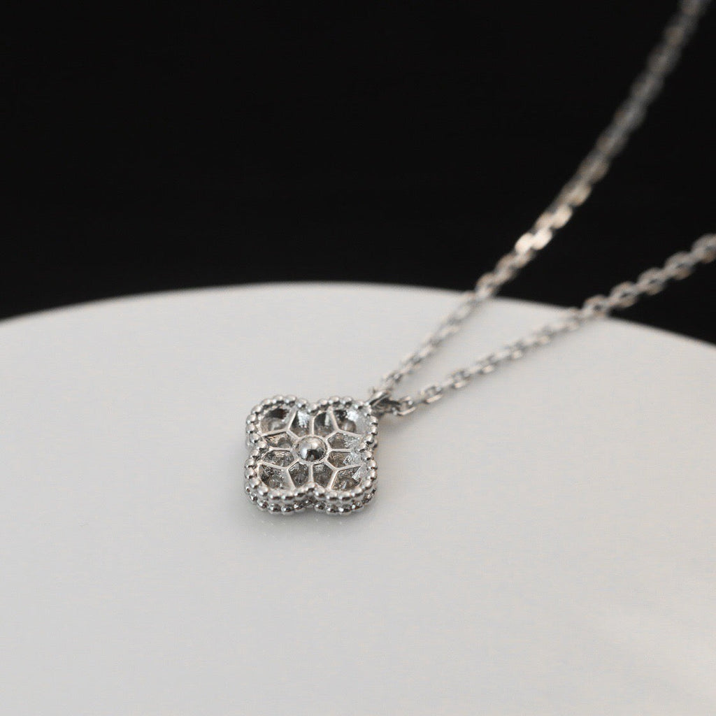 ¡®Glow¡¯CLOVER MINI 9.5MM PENDANT DIAMOND NECKLACE