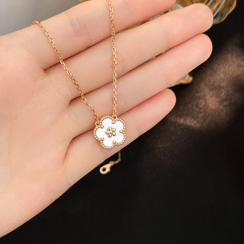 ¡®Glow¡¯LUCKY  WHITE MOP  PLUM BLOSSOM NECKLACE