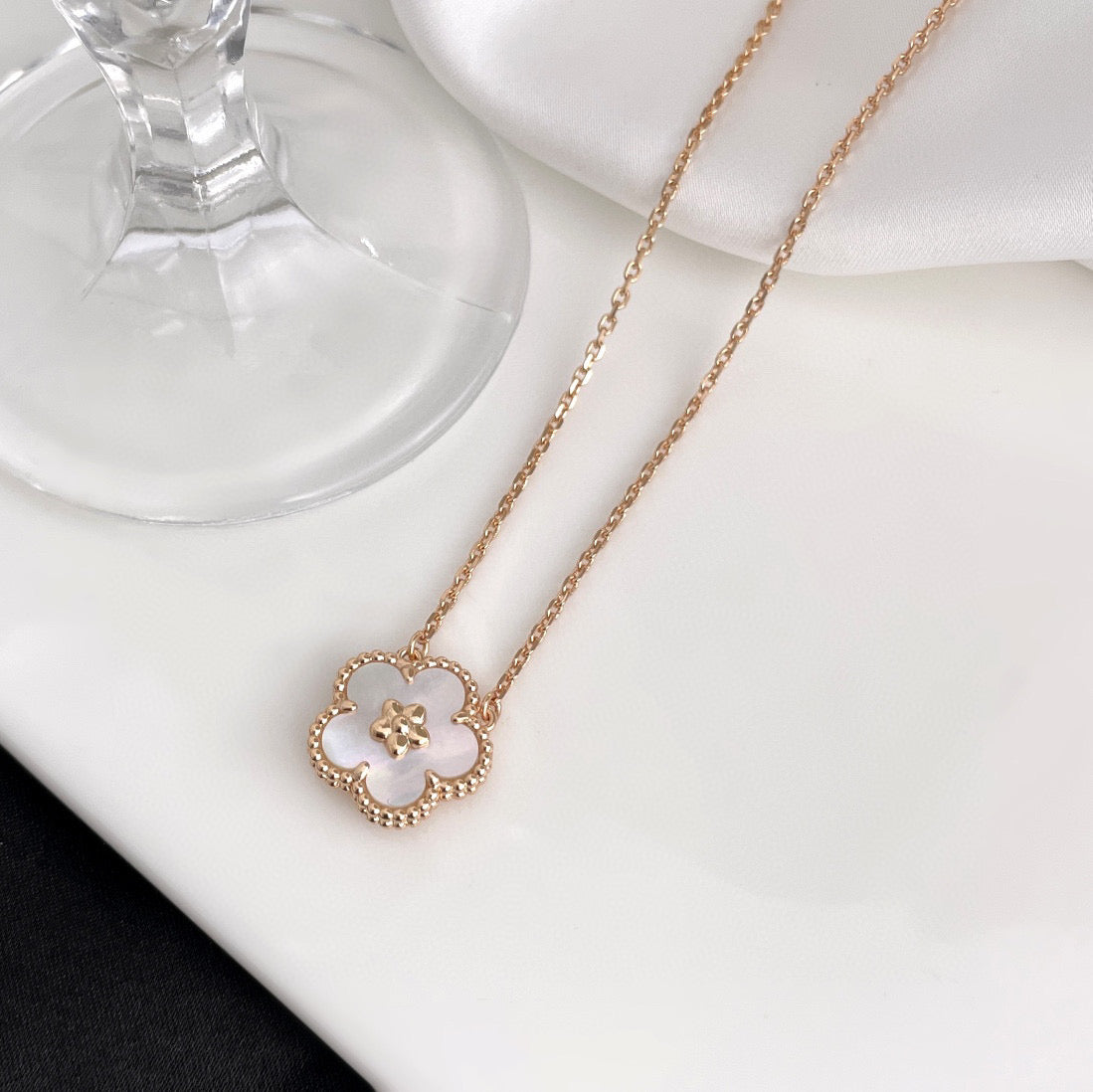 ¡®Glow¡¯LUCKY  WHITE MOP  PLUM BLOSSOM NECKLACE