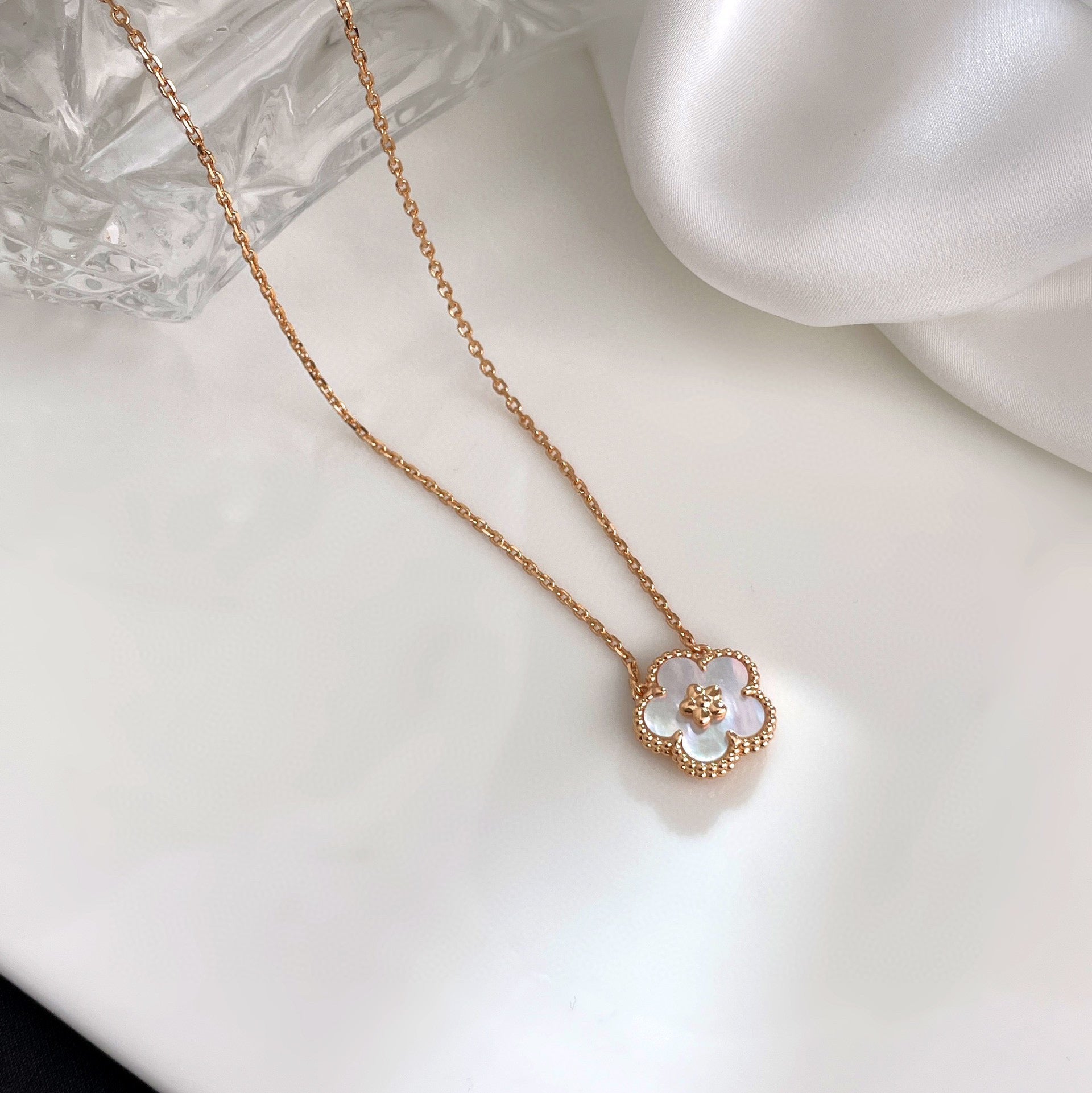 ¡®Glow¡¯LUCKY  WHITE MOP  PLUM BLOSSOM NECKLACE