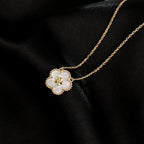 ¡®Glow¡¯LUCKY  WHITE MOP  PLUM BLOSSOM NECKLACE