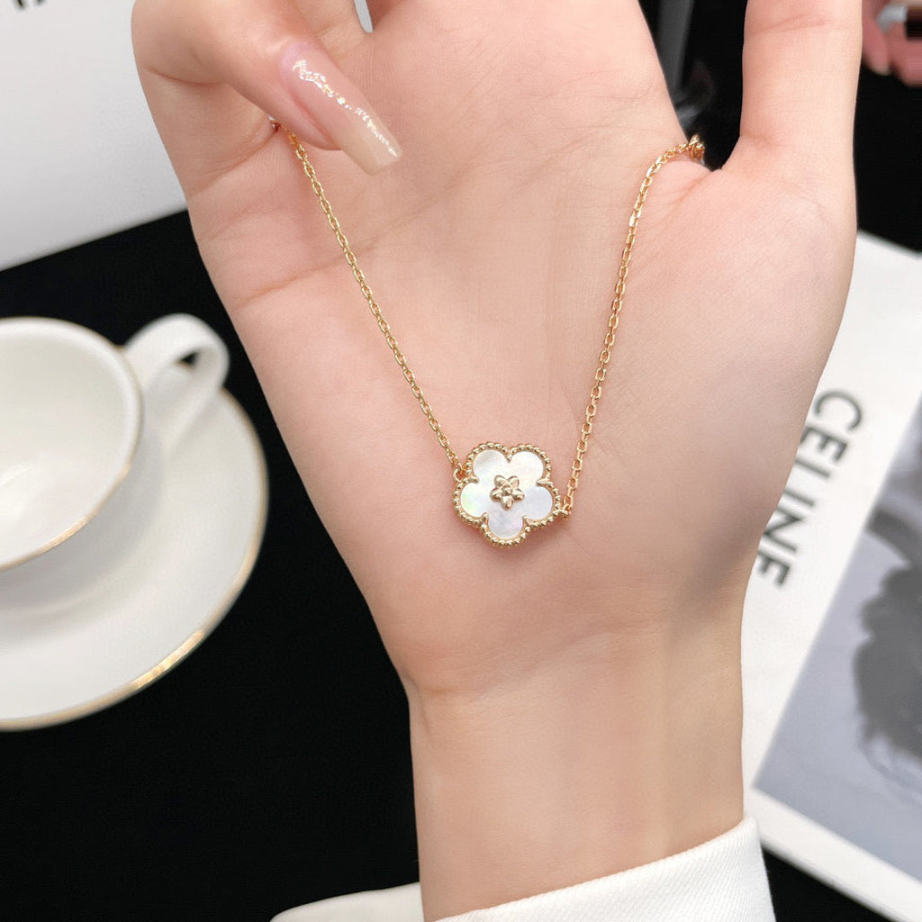 ¡®Glow¡¯LUCKY WHITE MOP PLUM BLOSSOM  BRACELET