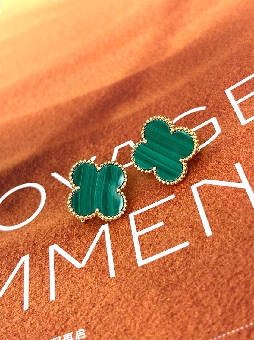 [Glow] CLOVER LARGE (20mm) 1 MOTIFS GREENER MOP STUD EARRINGS