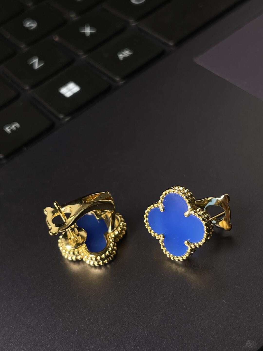 [Glow] CLOVER LARGE (20mm) 1 MOTIFS BLUE MOP STUD EARRINGS