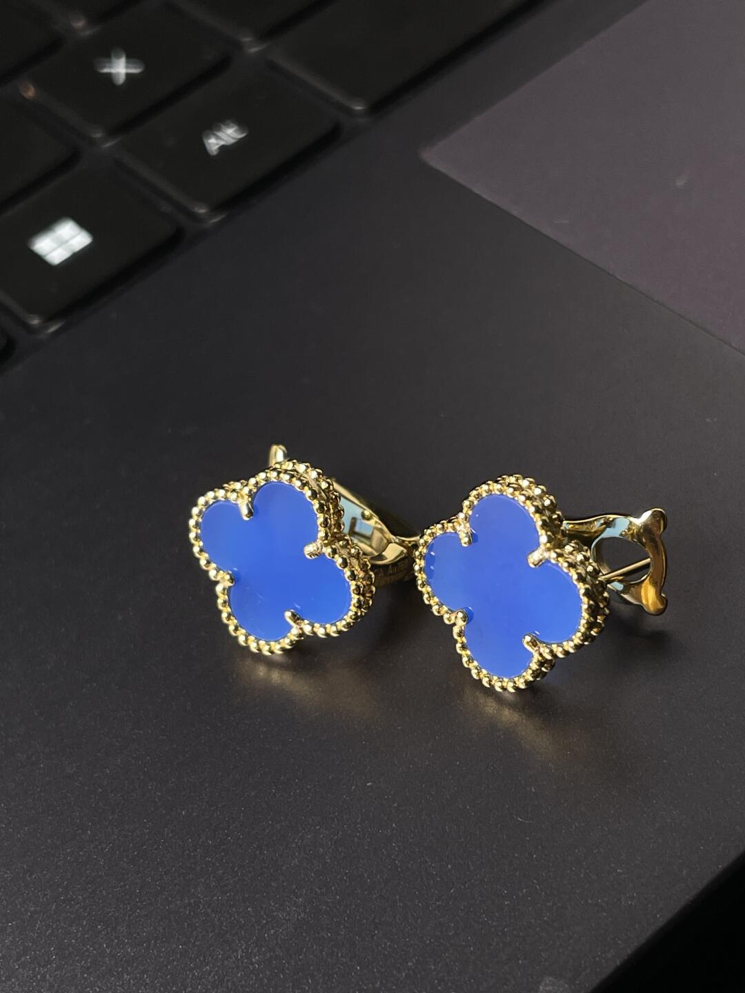 [Glow] CLOVER LARGE (20mm) 1 MOTIFS BLUE MOP STUD EARRINGS