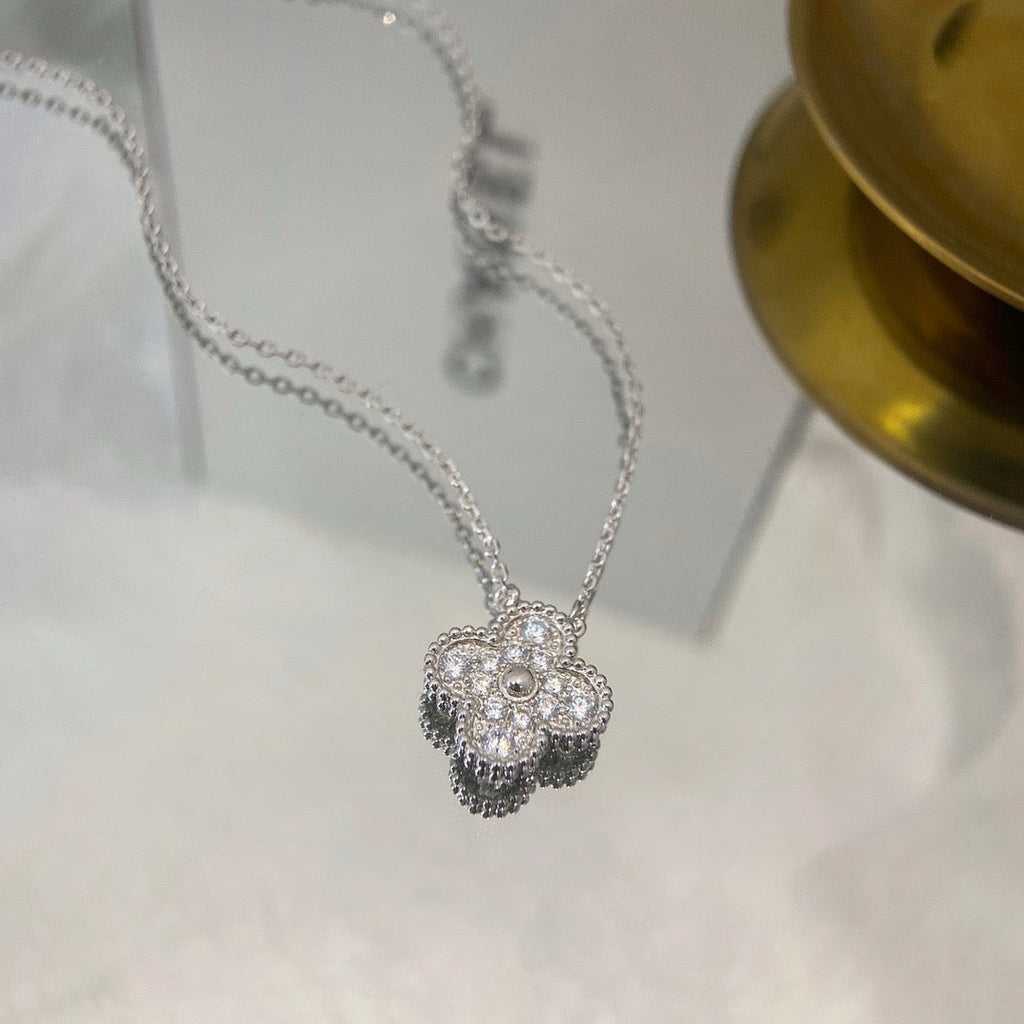 ¡®Glow¡¯CLOVER 15MM DIAMOND SINGLE FLOWER NECKLACE