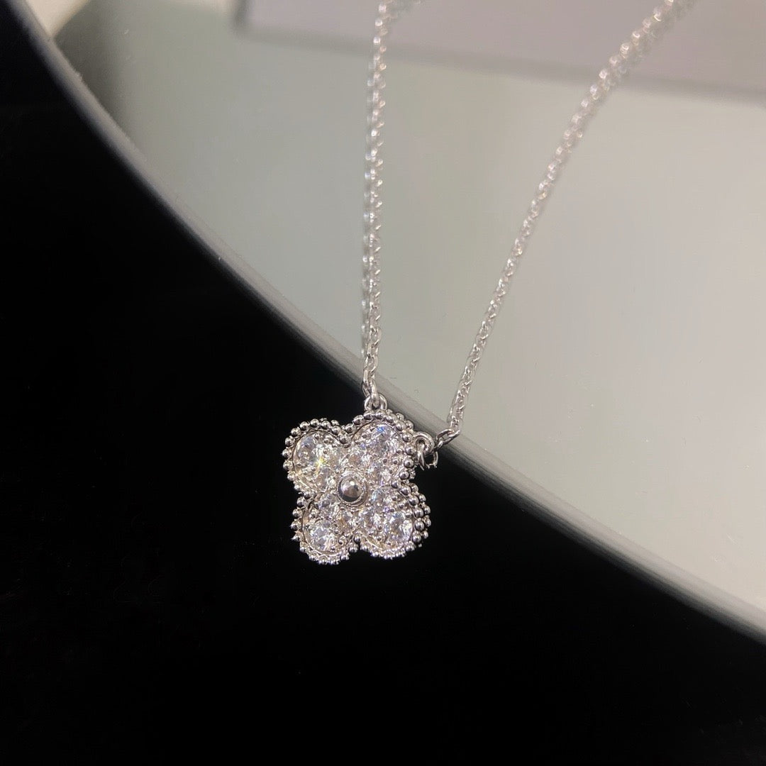 ¡®Glow¡¯CLOVER 15MM DIAMOND SINGLE FLOWER NECKLACE