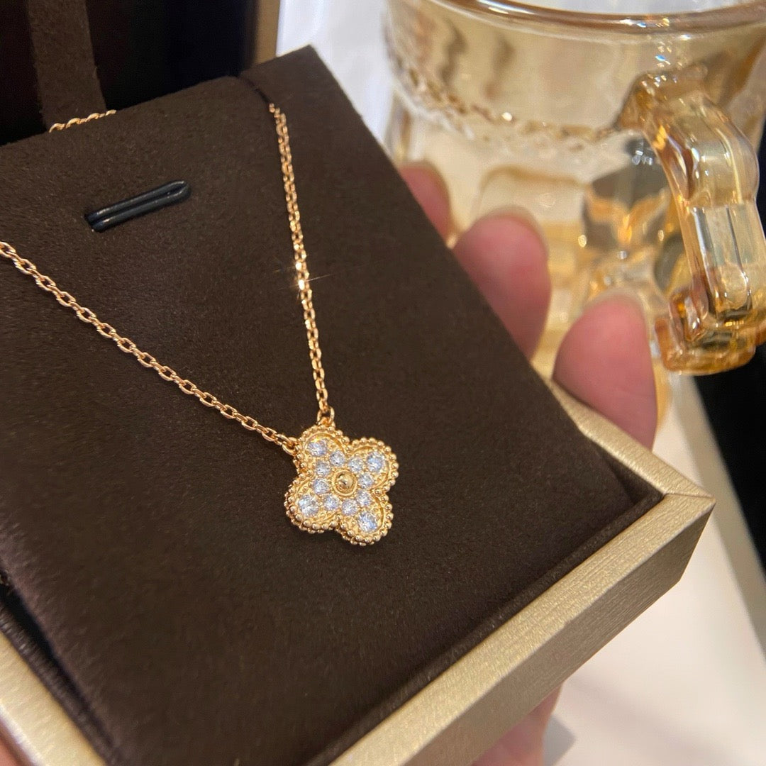 ¡®Glow¡¯CLOVER 15MM DIAMOND SINGLE FLOWER NECKLACE