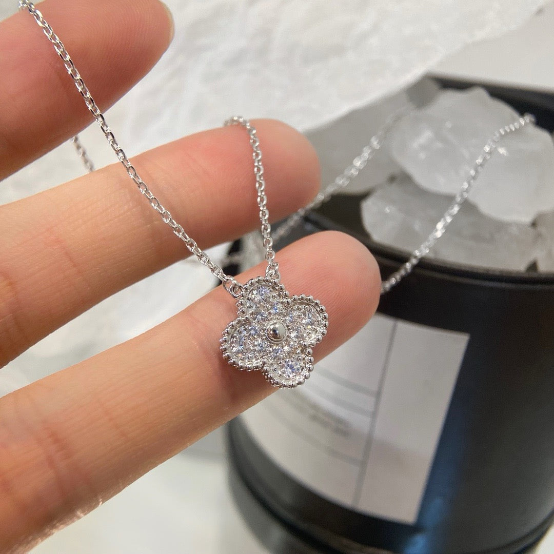 ¡®Glow¡¯CLOVER 15MM DIAMOND SINGLE FLOWER NECKLACE
