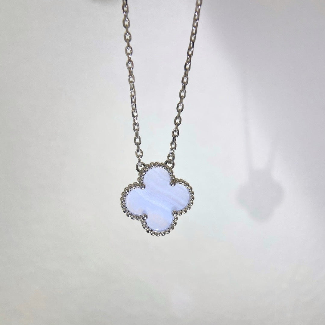 ¡®Glow¡¯CLOVER 15MM BLUE CHALCEDONY NECKLACE SILVER