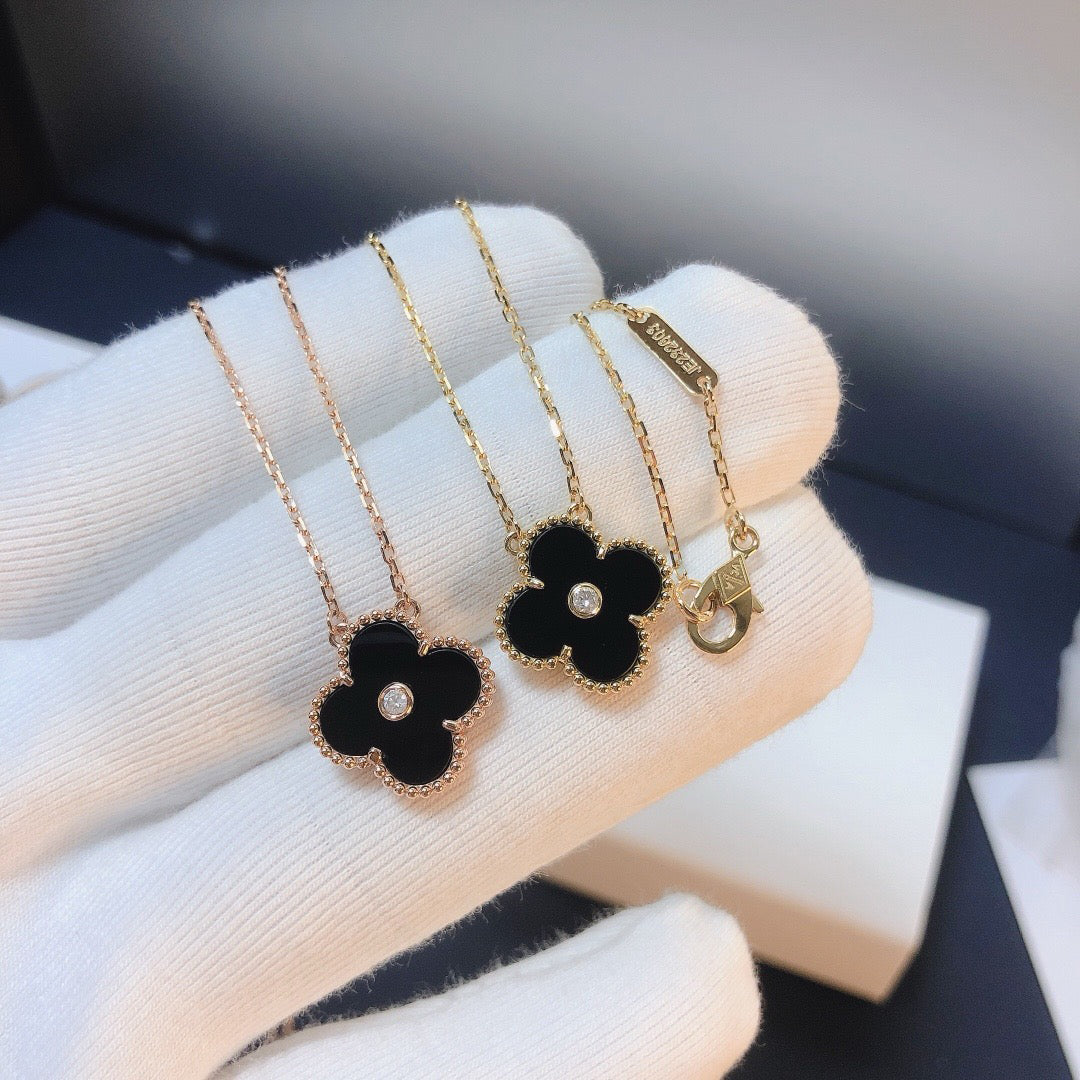 ¡®Glow¡¯CLOVER 15MM DIAMOND ONYX NECKLACE