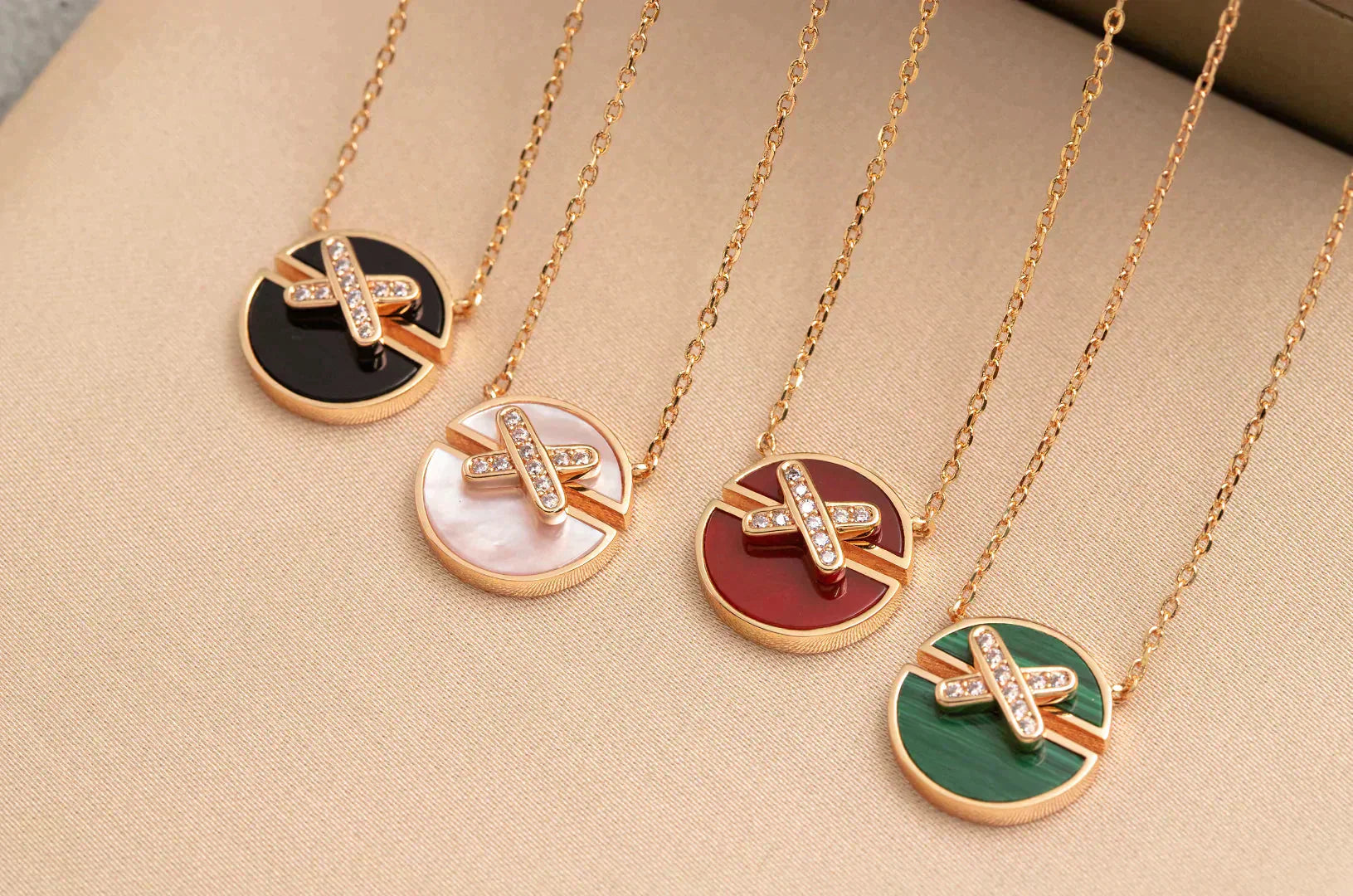 GlowJEUX DE ROSE GOLD DIAMOND NECKLACE