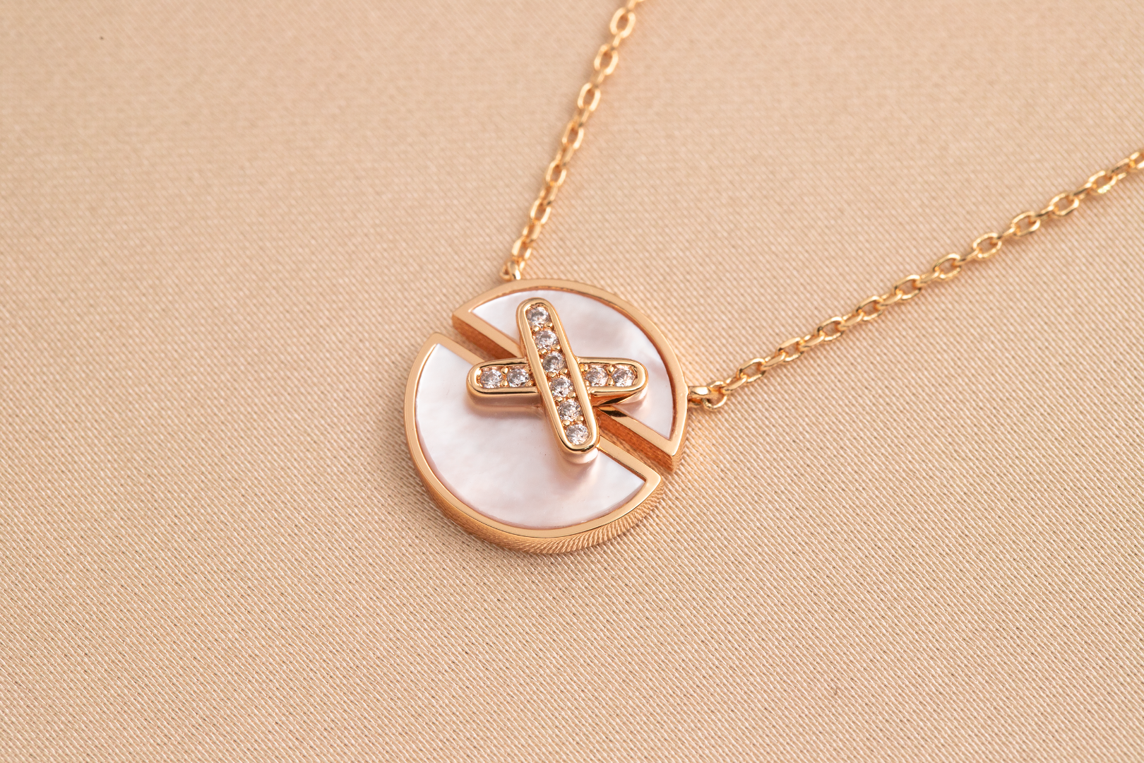 GlowJEUX DE PINK GOLD DIAMOND NECKLACE
