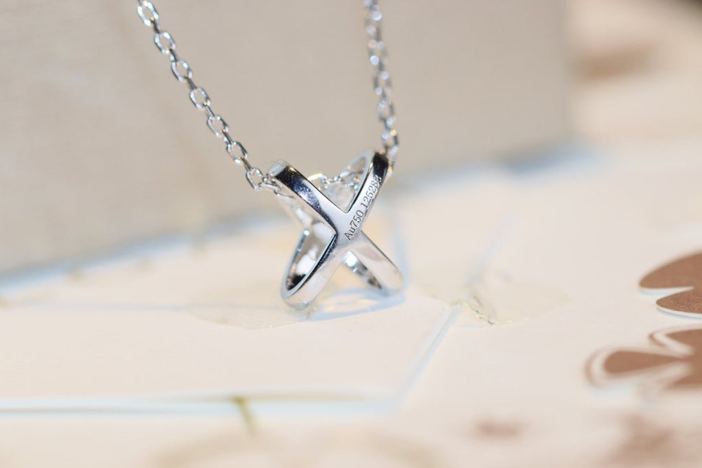 GlowJEUX DE DIAMOND NECKLACE
