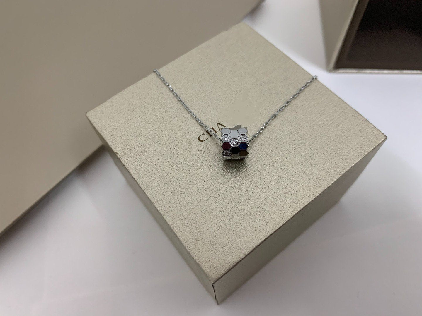 GlowBEE LOVE DIAMOND NECKLACE