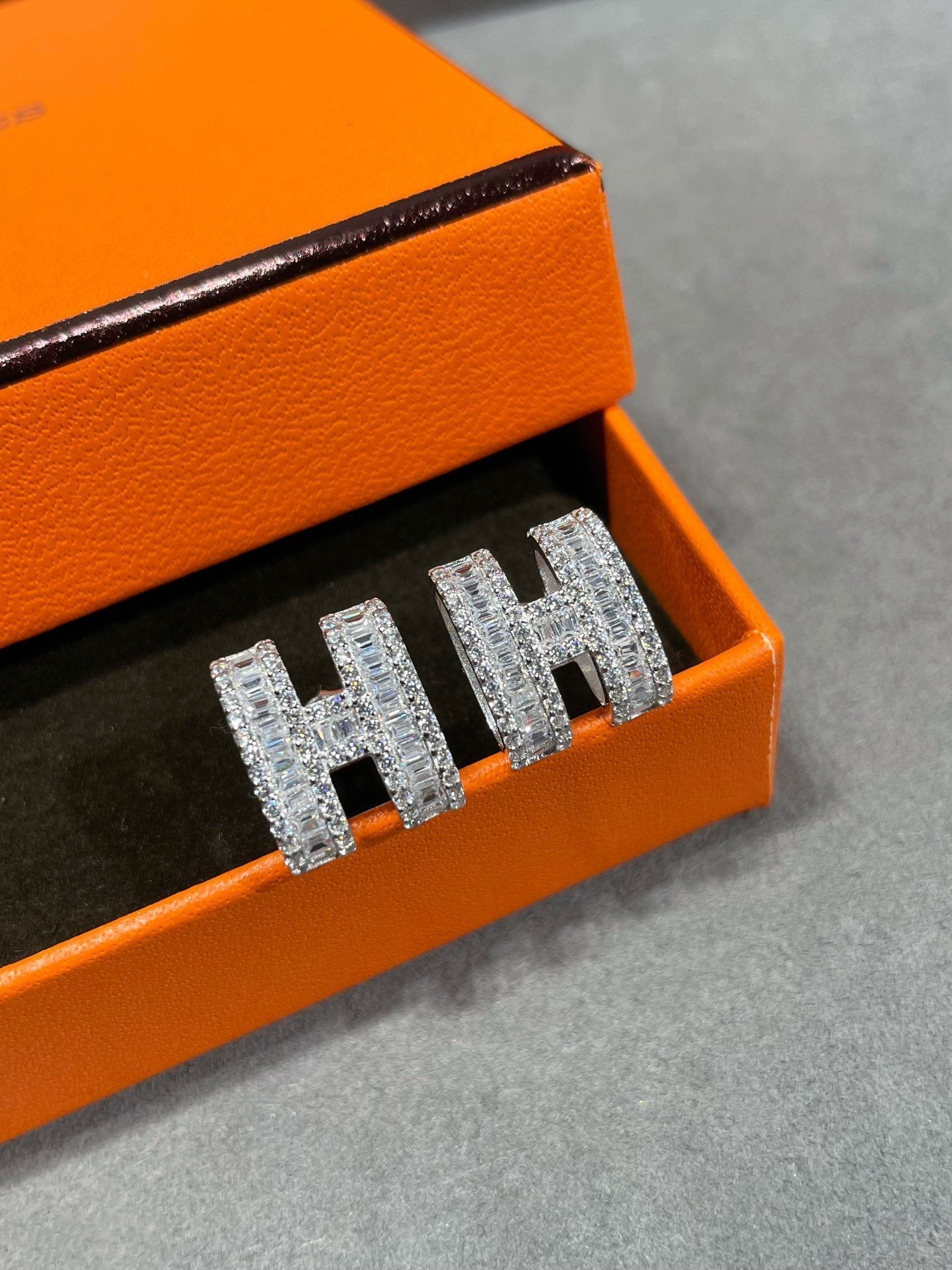 GlowH STUD EARRINGS WITH SILVER DIAMONDS