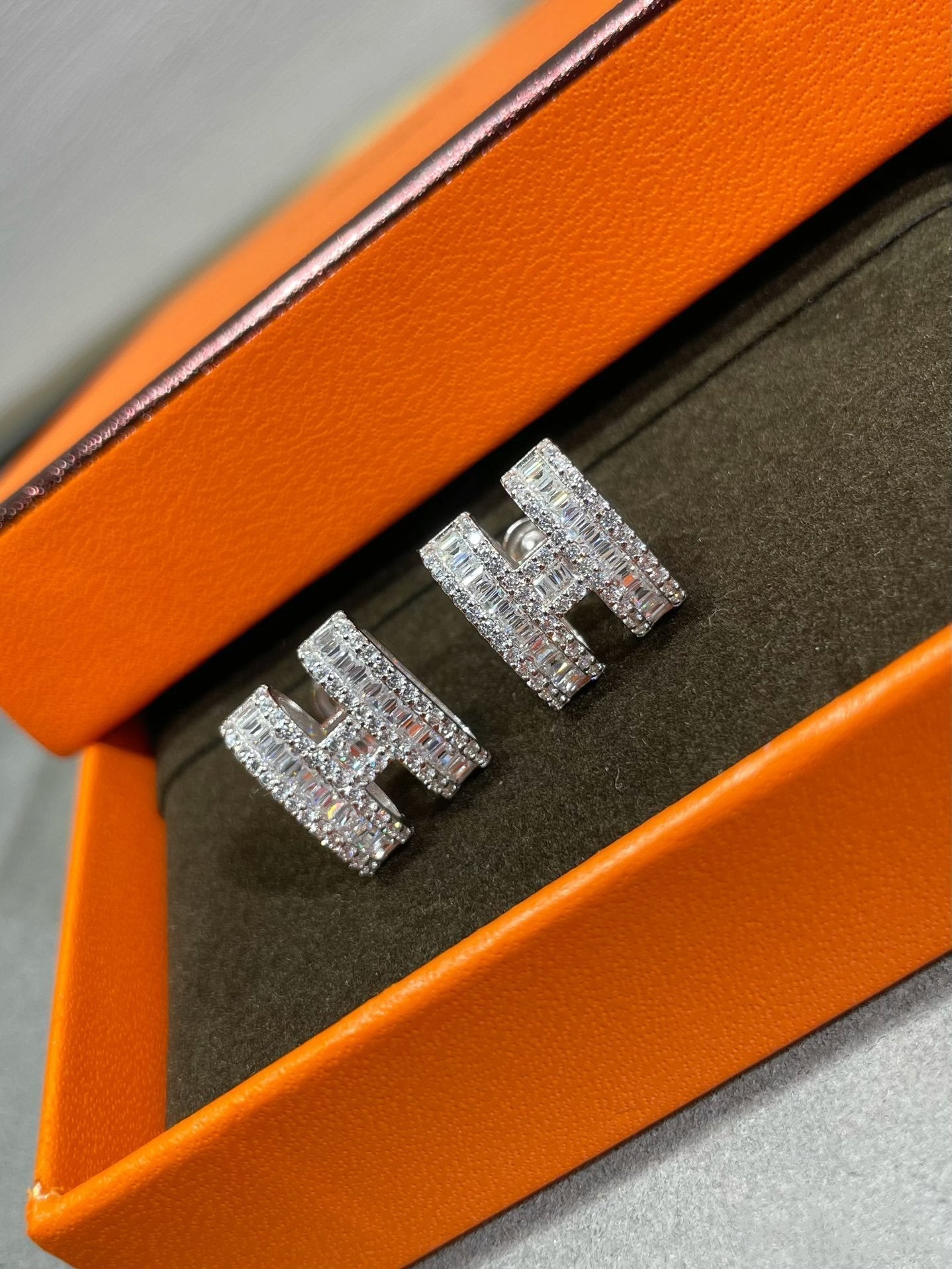 GlowH STUD EARRINGS WITH SILVER DIAMONDS