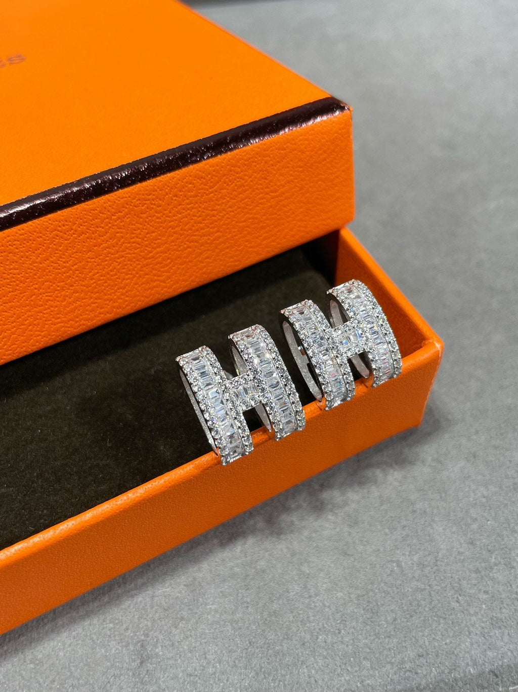 GlowH STUD EARRINGS WITH SILVER DIAMONDS