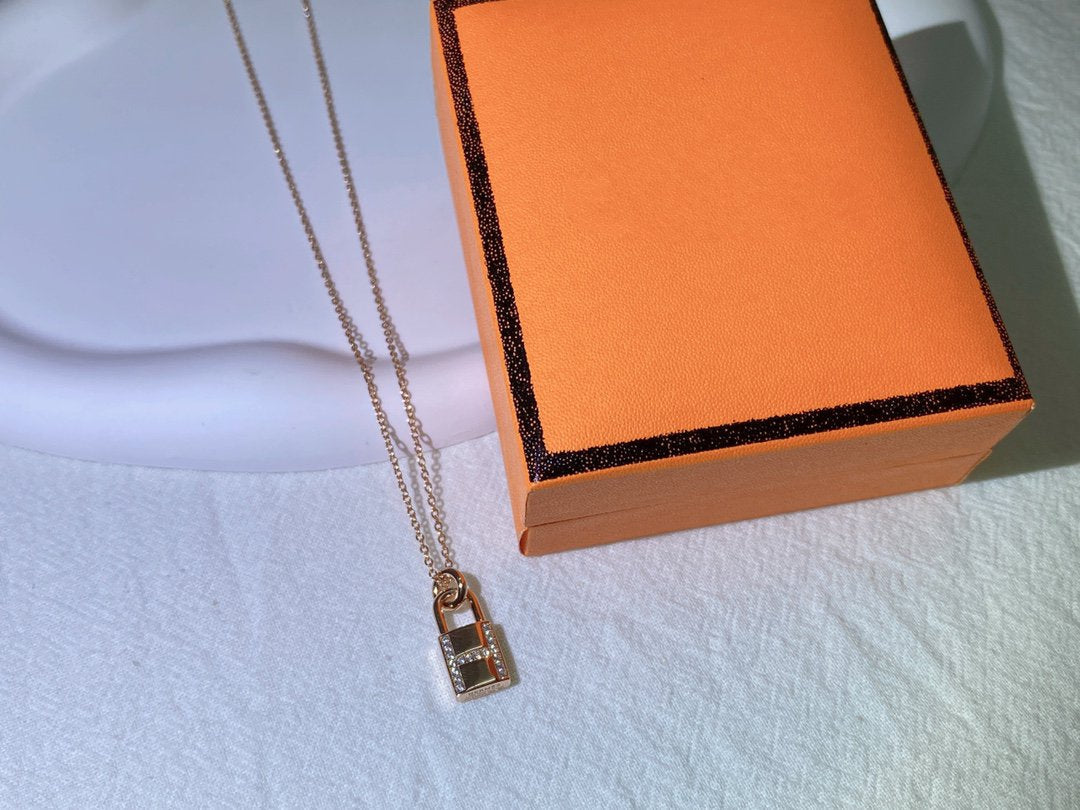 GlowHM ADVANCED NICHE LOCK HEAD NECKLACE DIAMONDS