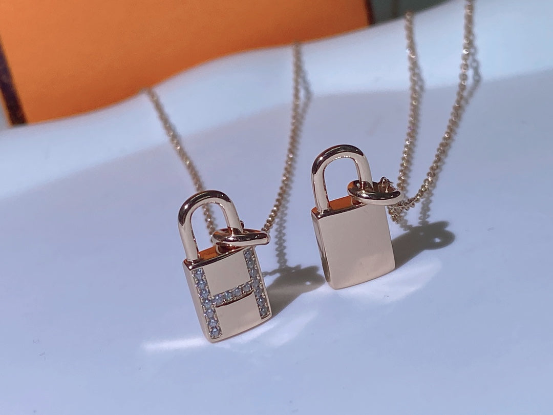 GlowHM ADVANCED NICHE LOCK HEAD NECKLACE DIAMONDS