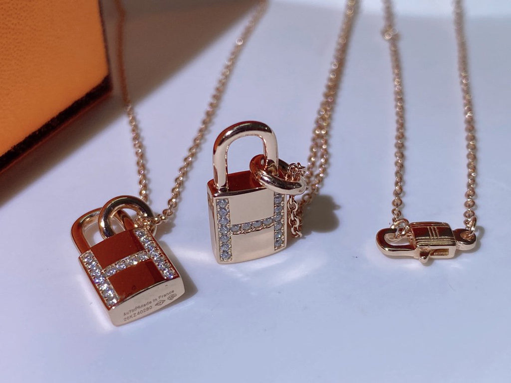 GlowHM ADVANCED NICHE LOCK HEAD NECKLACE DIAMONDS