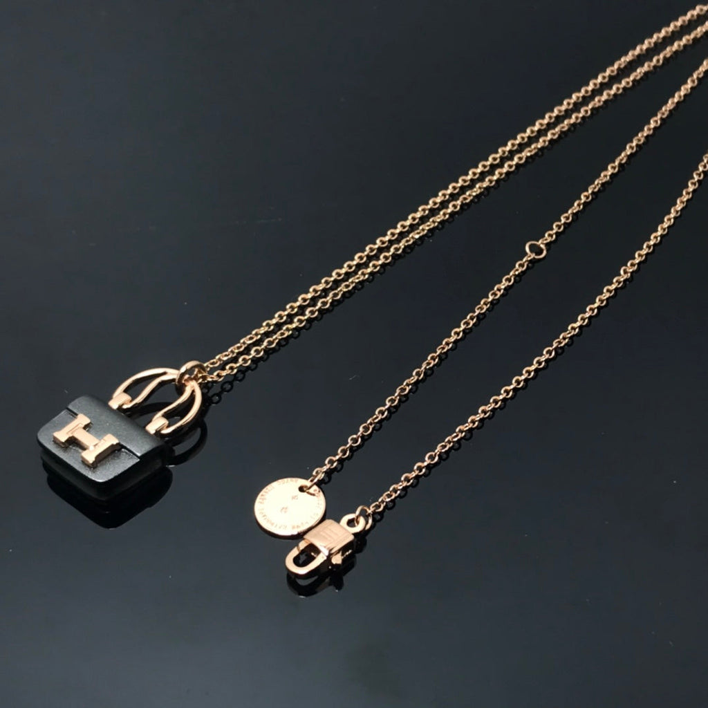 GlowWOMEN'S HM AMULETTES CONSTANCE PENDANT NECKLACE